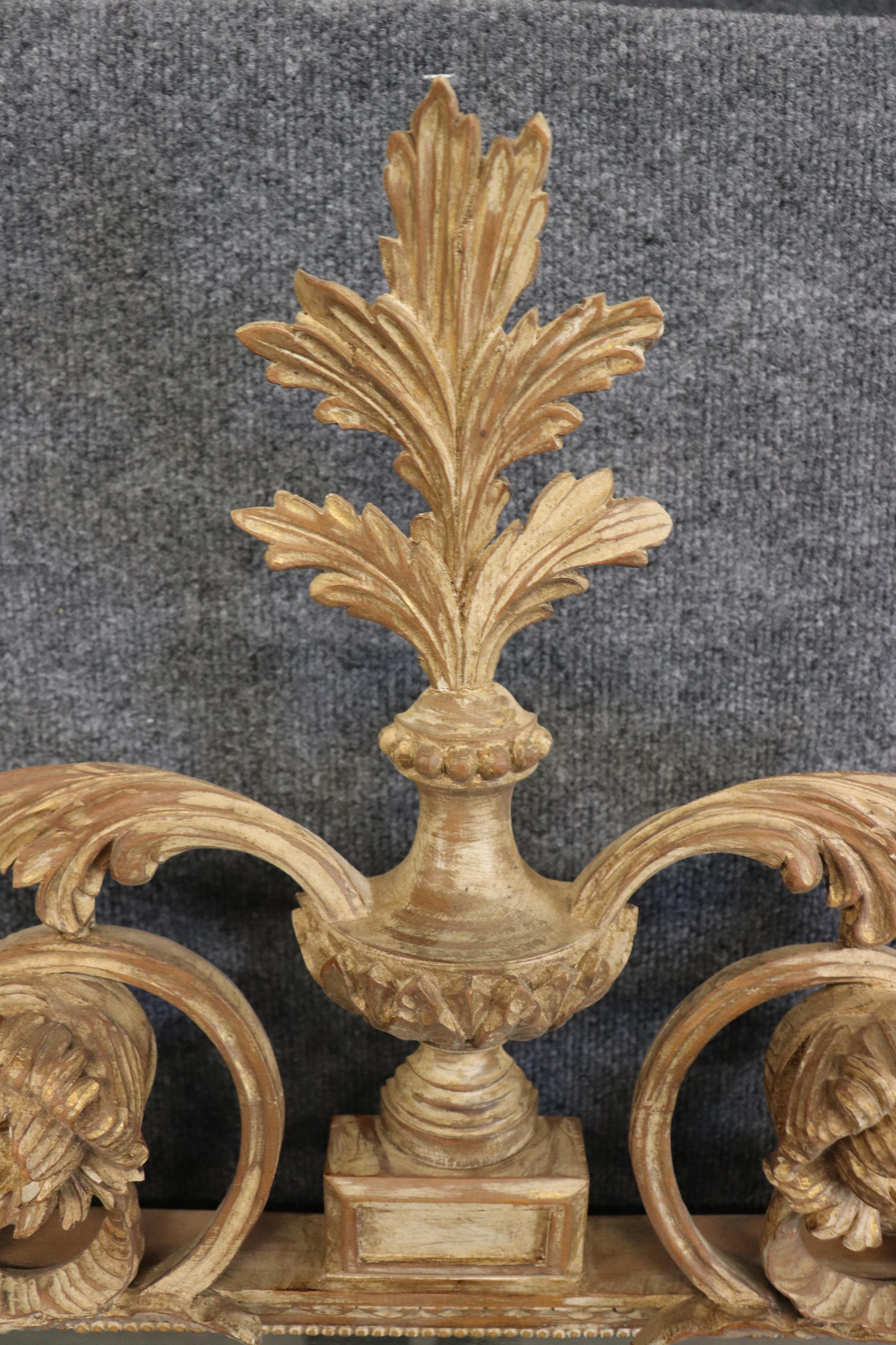 Miroir Louis XV français ancien en bois doré sculpté avec argent patiné au dos Bon état - En vente à Swedesboro, NJ