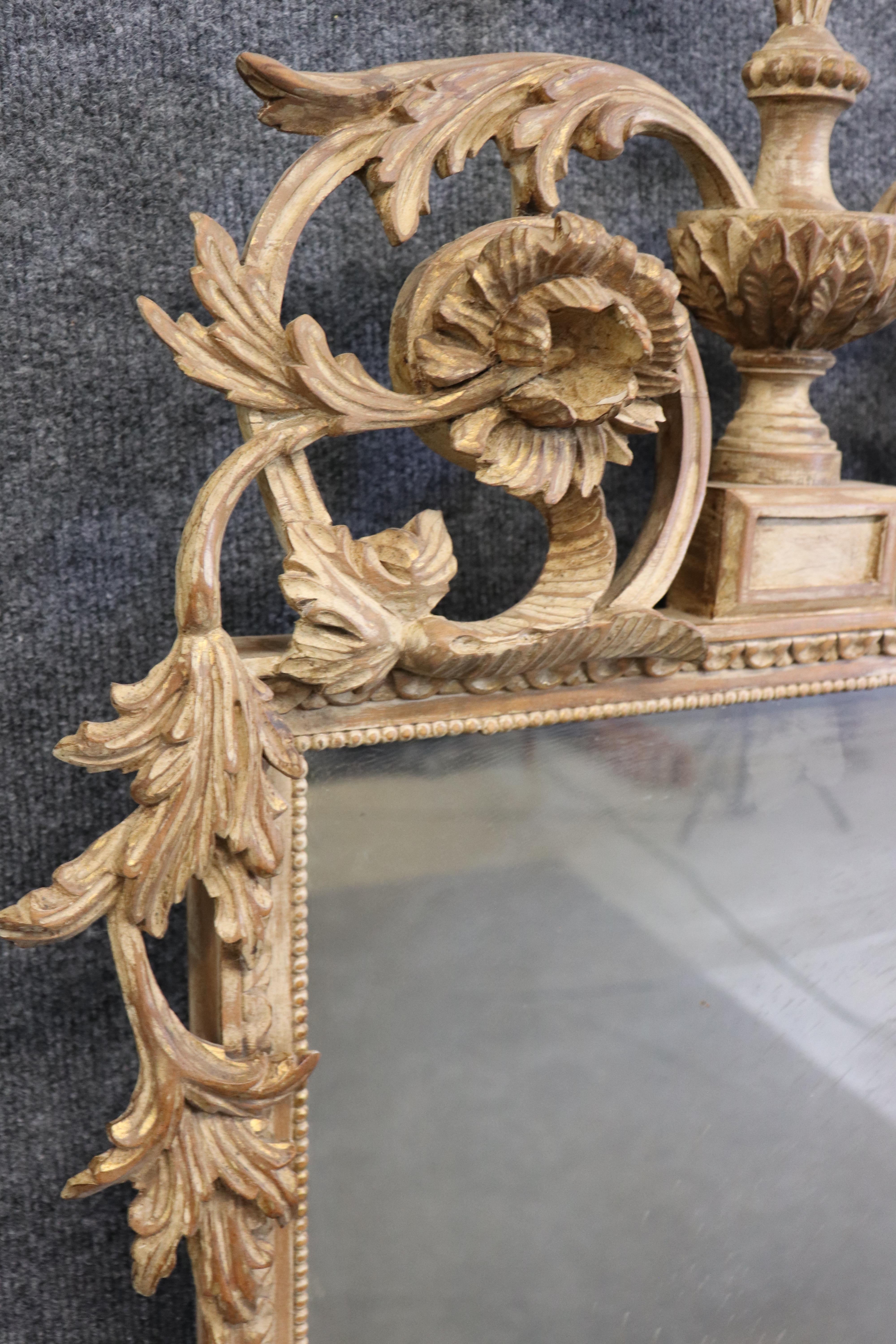 Début du 20ème siècle Miroir Louis XV français ancien en bois doré sculpté avec argent patiné au dos en vente
