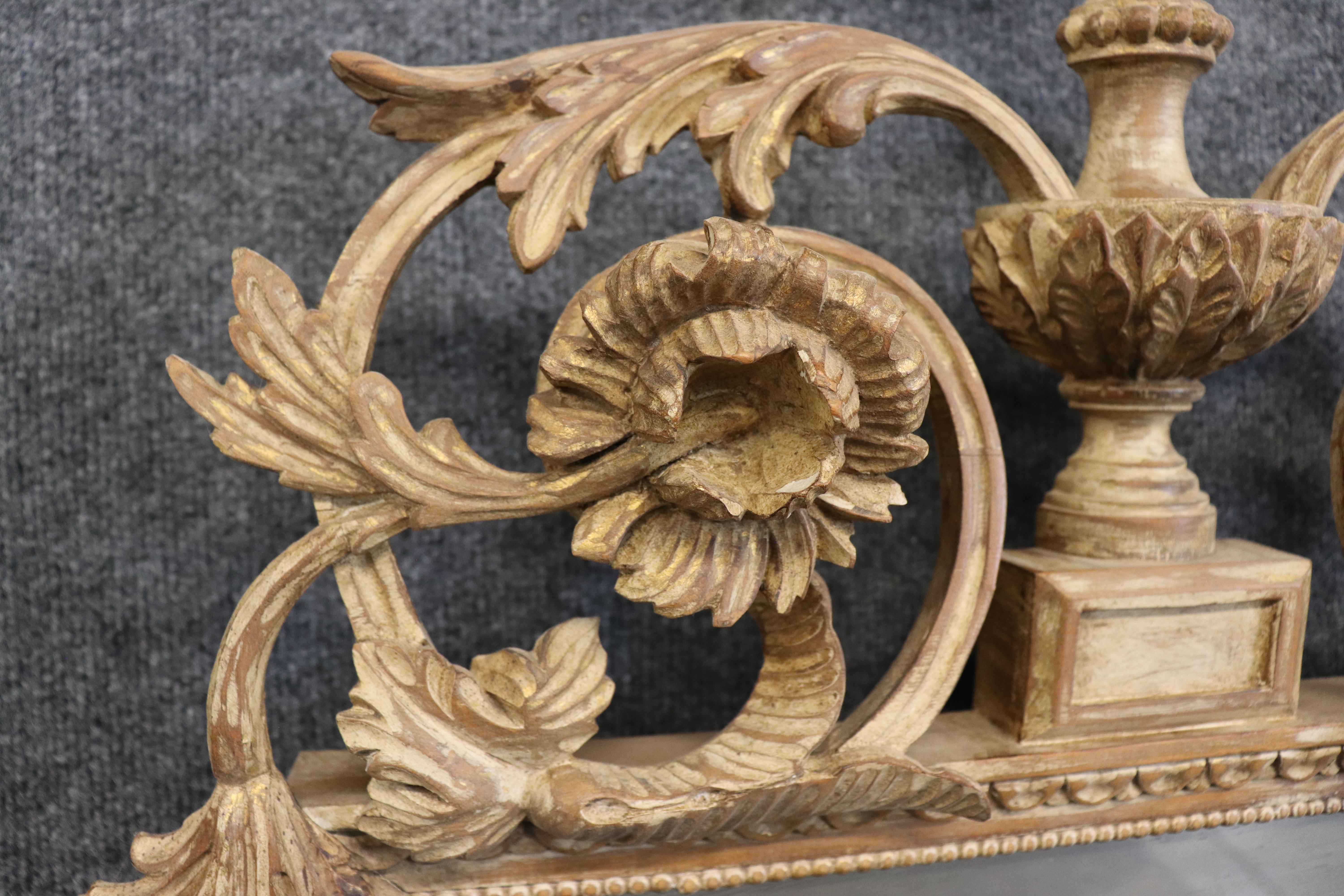 Miroir Louis XV français ancien en bois doré sculpté avec argent patiné au dos en vente 1