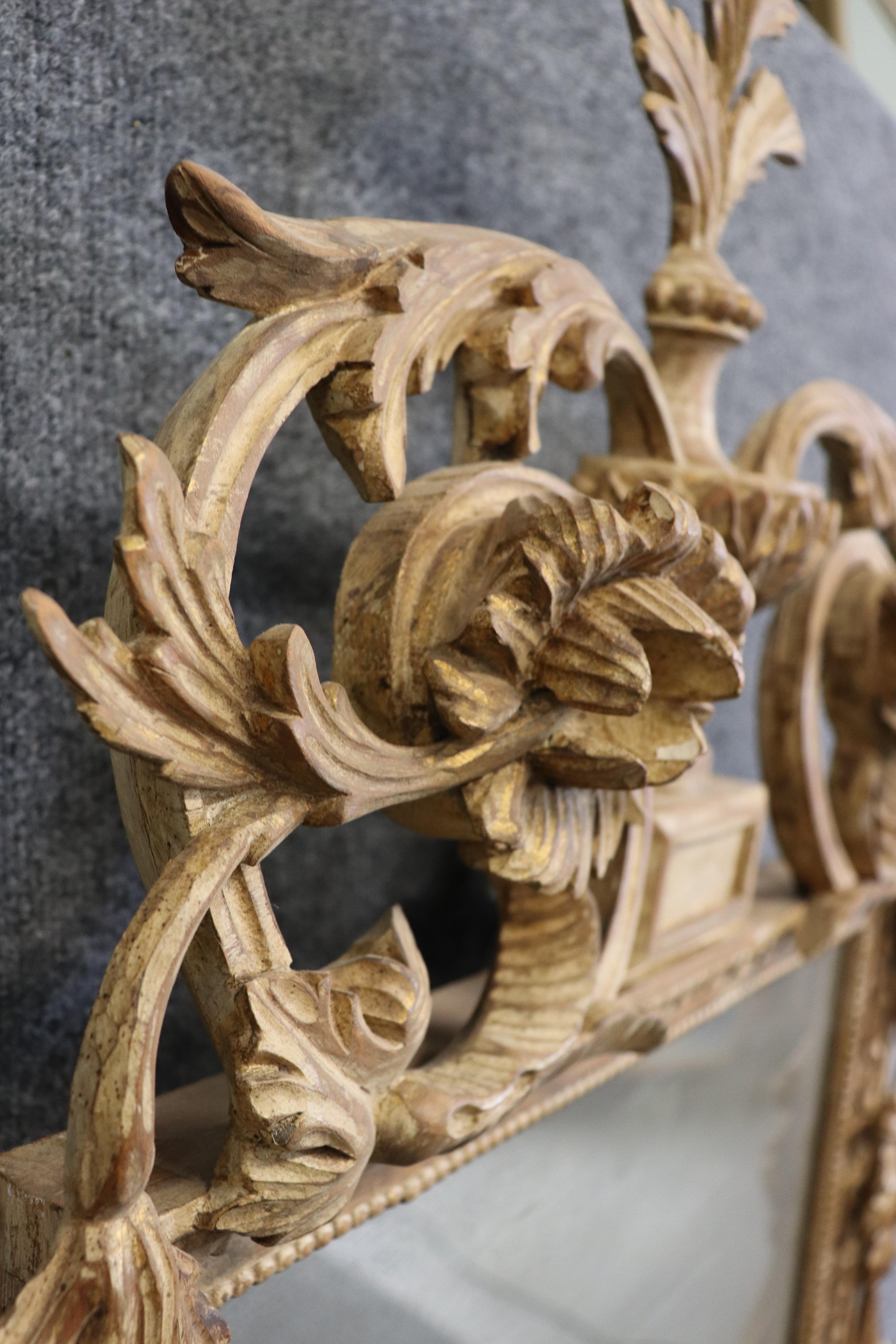 Miroir Louis XV français ancien en bois doré sculpté avec argent patiné au dos en vente 2