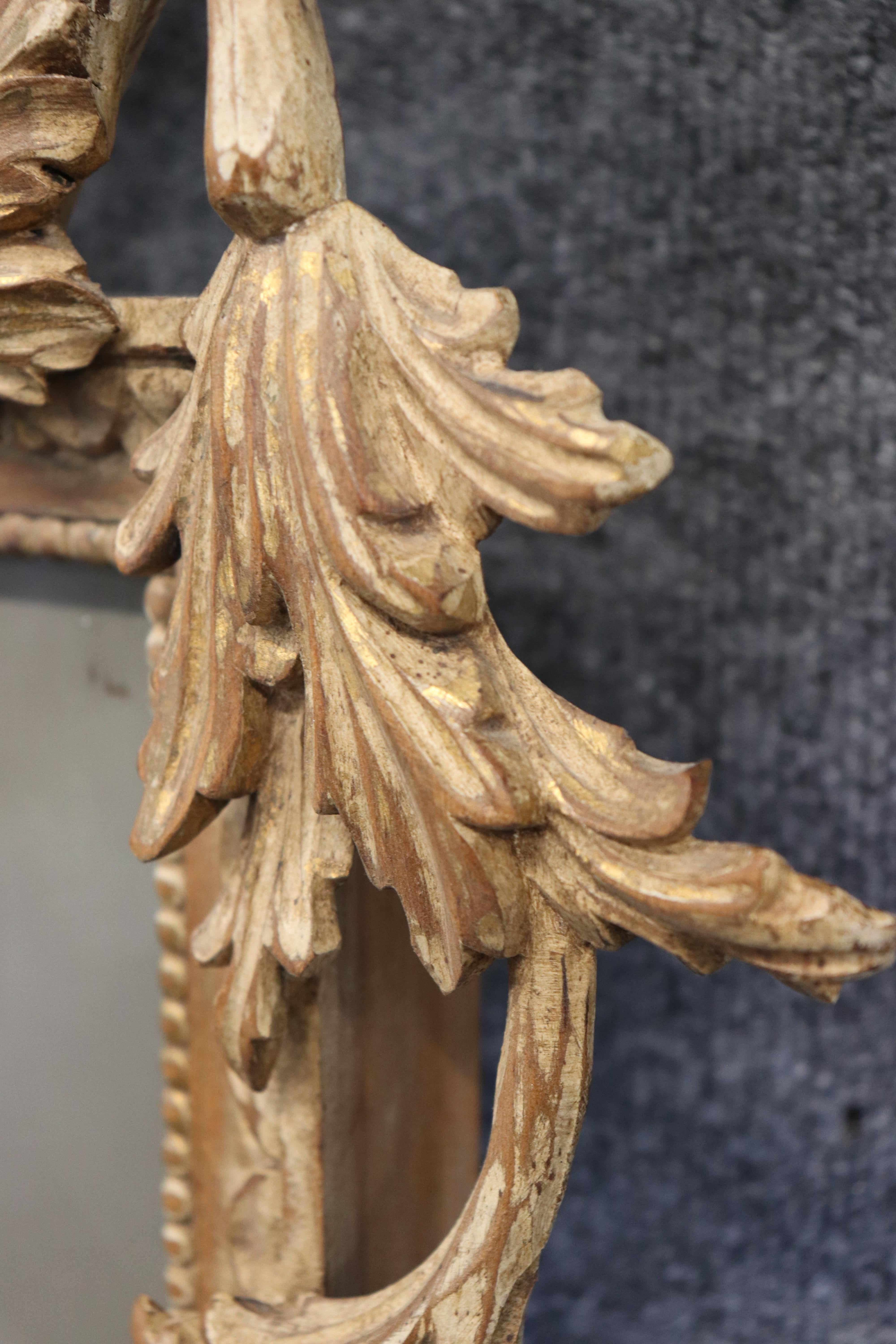 Miroir Louis XV français ancien en bois doré sculpté avec argent patiné au dos en vente 4