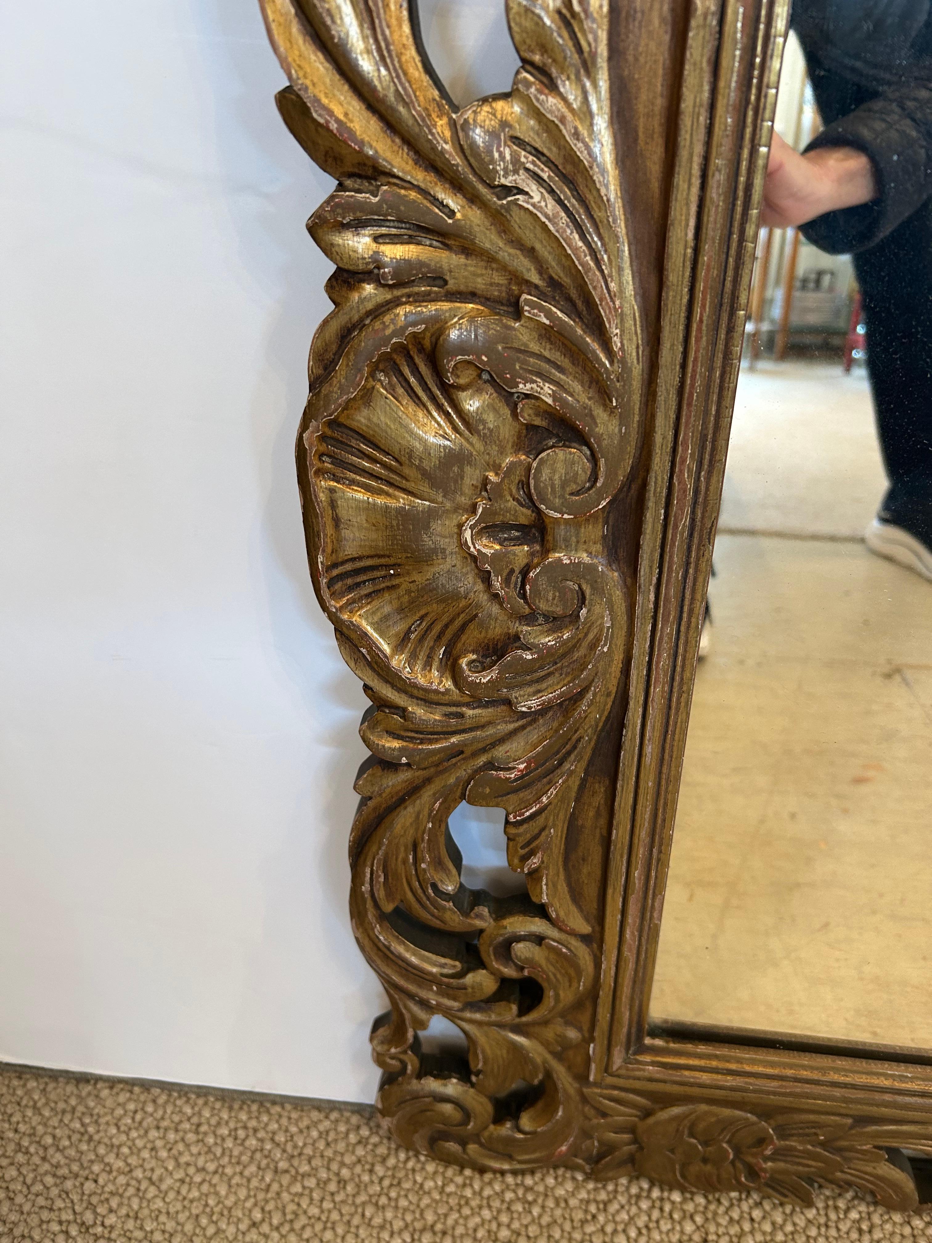 Antiker geschnitzter Giltwood-Spiegel mit Muschelform-Dekoration im Angebot 3