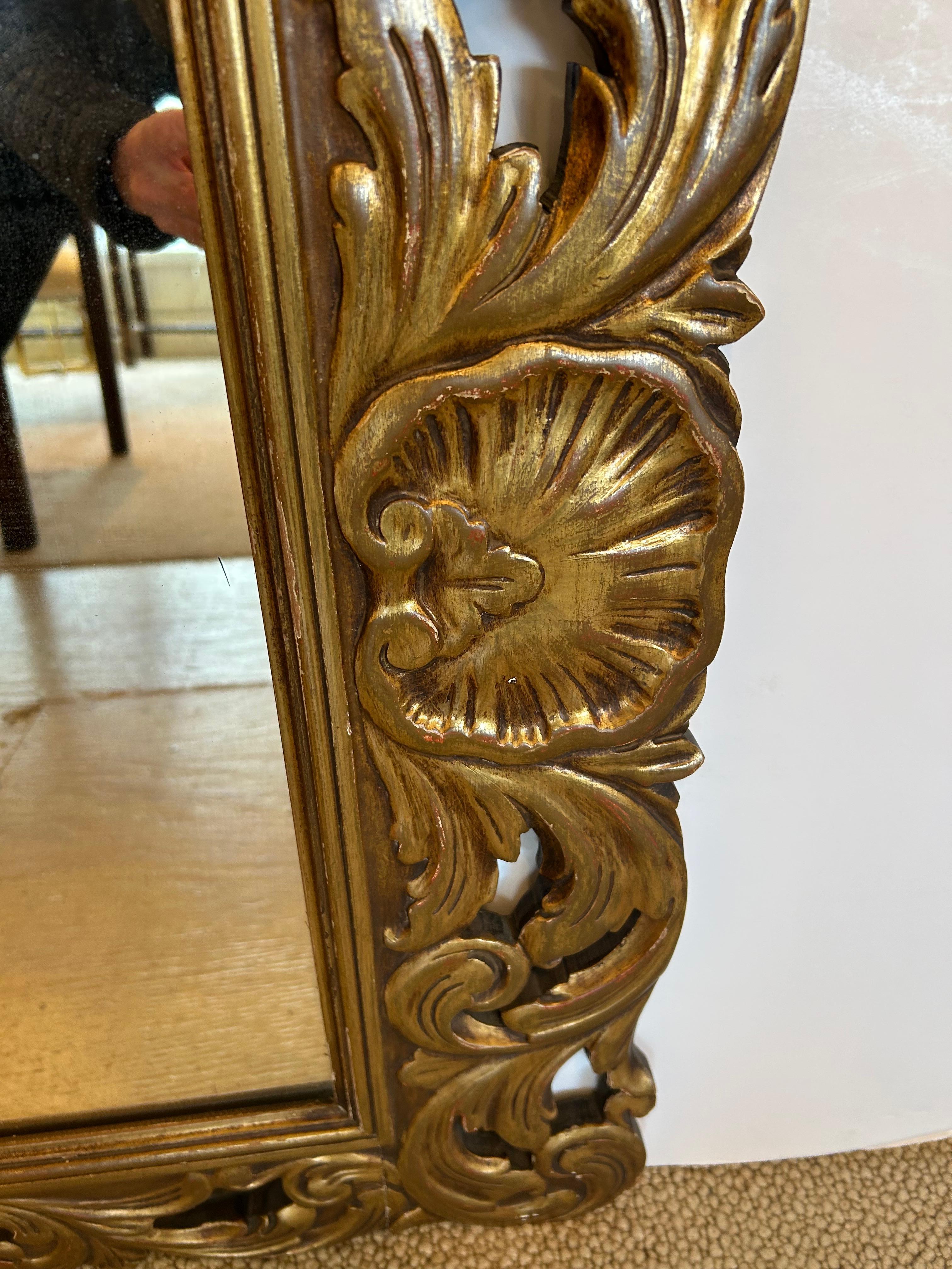 Antiker geschnitzter Giltwood-Spiegel mit Muschelform-Dekoration im Angebot 4