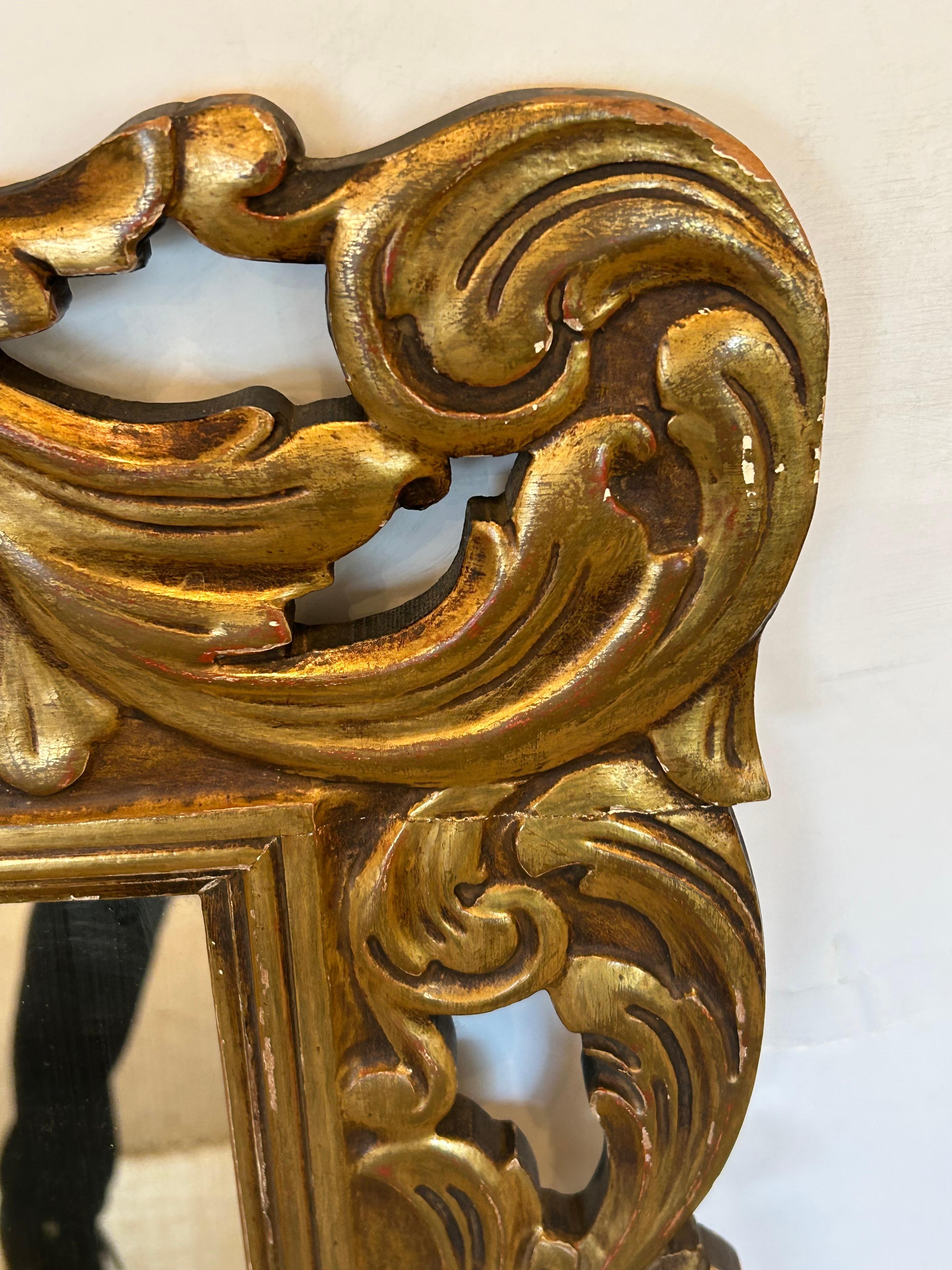 Antiker geschnitzter Giltwood-Spiegel mit Muschelform-Dekoration (Rokoko) im Angebot