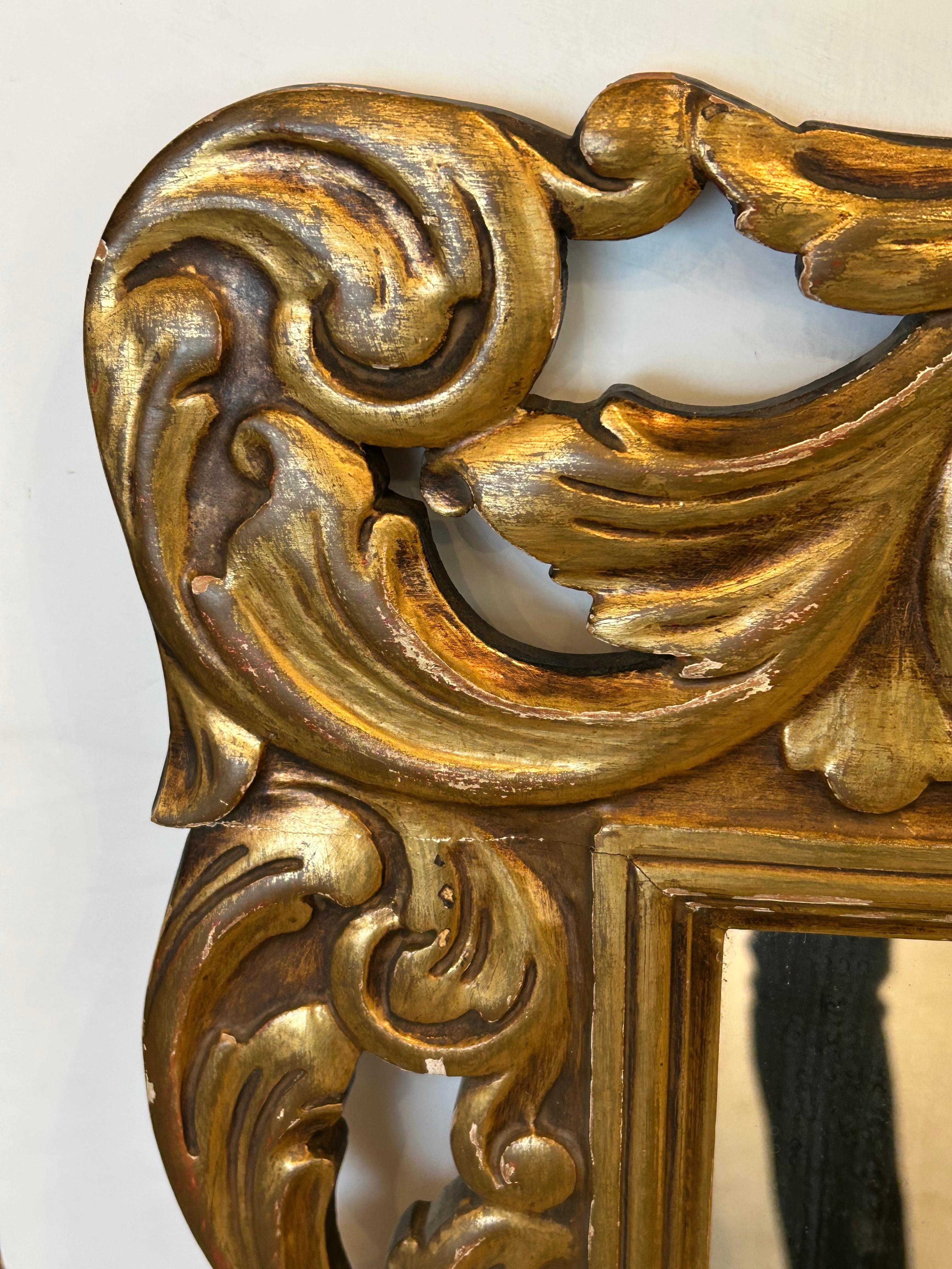 Antiker geschnitzter Giltwood-Spiegel mit Muschelform-Dekoration im Zustand „Gut“ im Angebot in Hopewell, NJ
