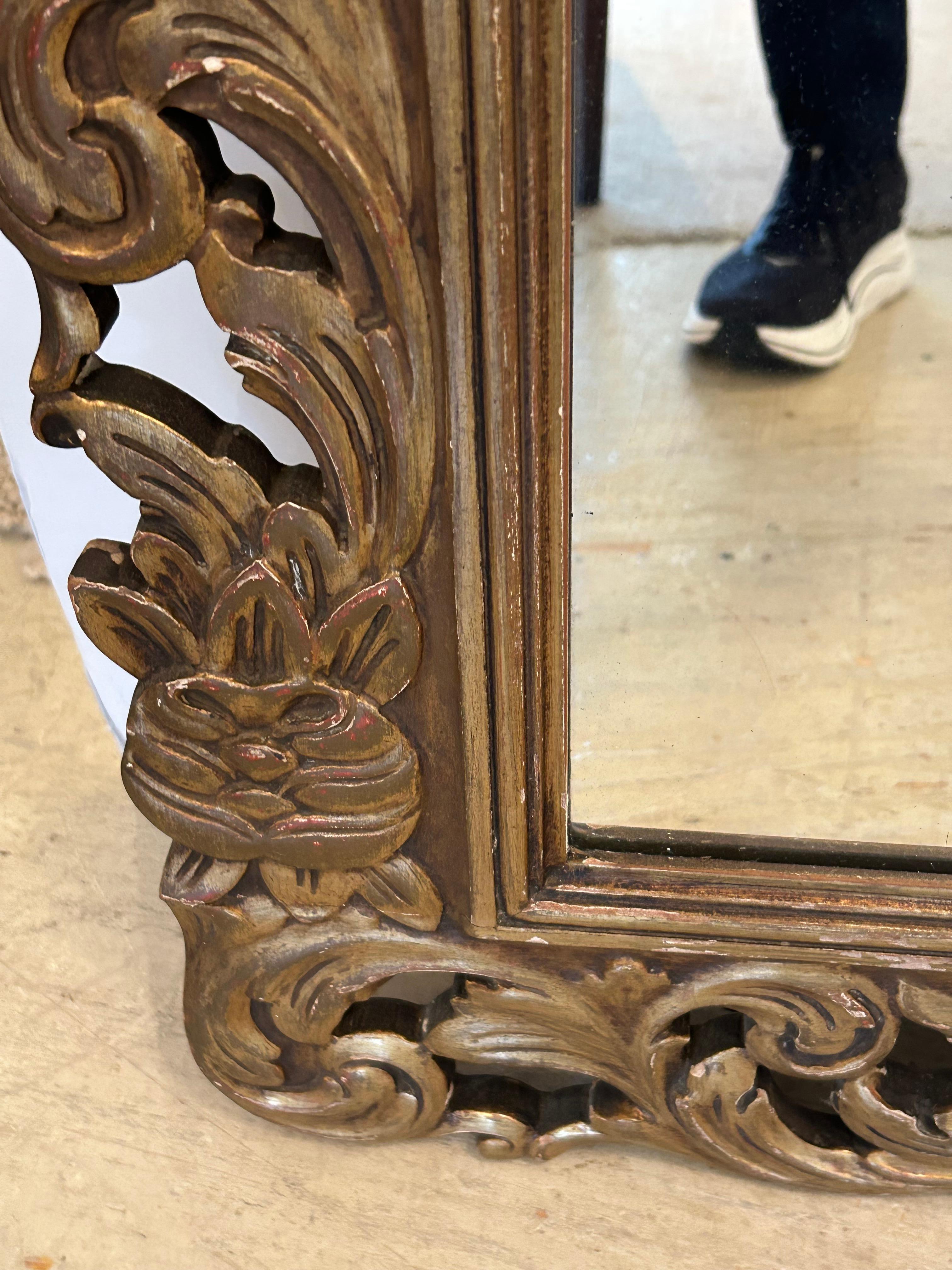 Antiker geschnitzter Giltwood-Spiegel mit Muschelform-Dekoration (Vergoldetes Holz) im Angebot