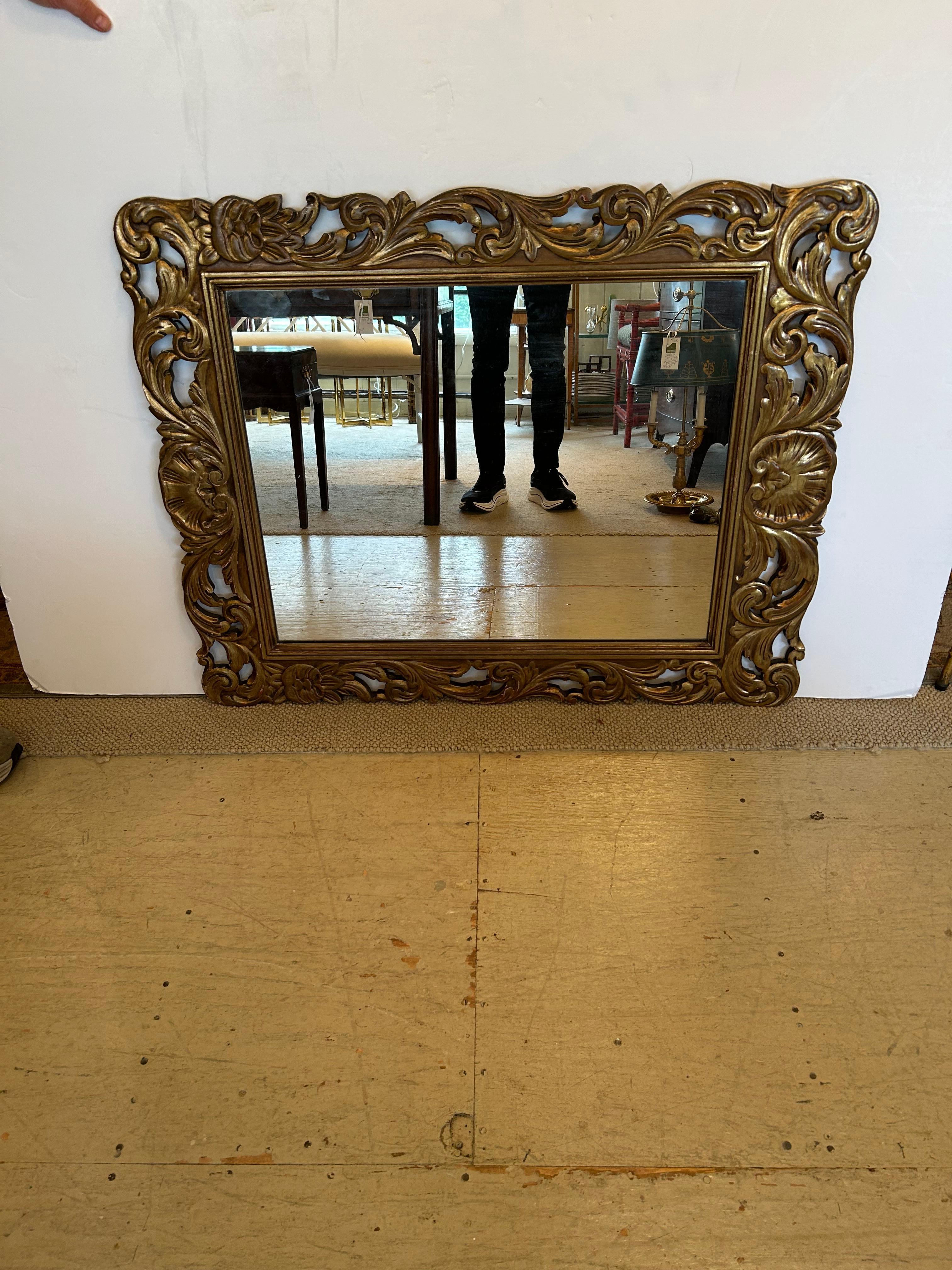 Antiker geschnitzter Giltwood-Spiegel mit Muschelform-Dekoration im Angebot 1