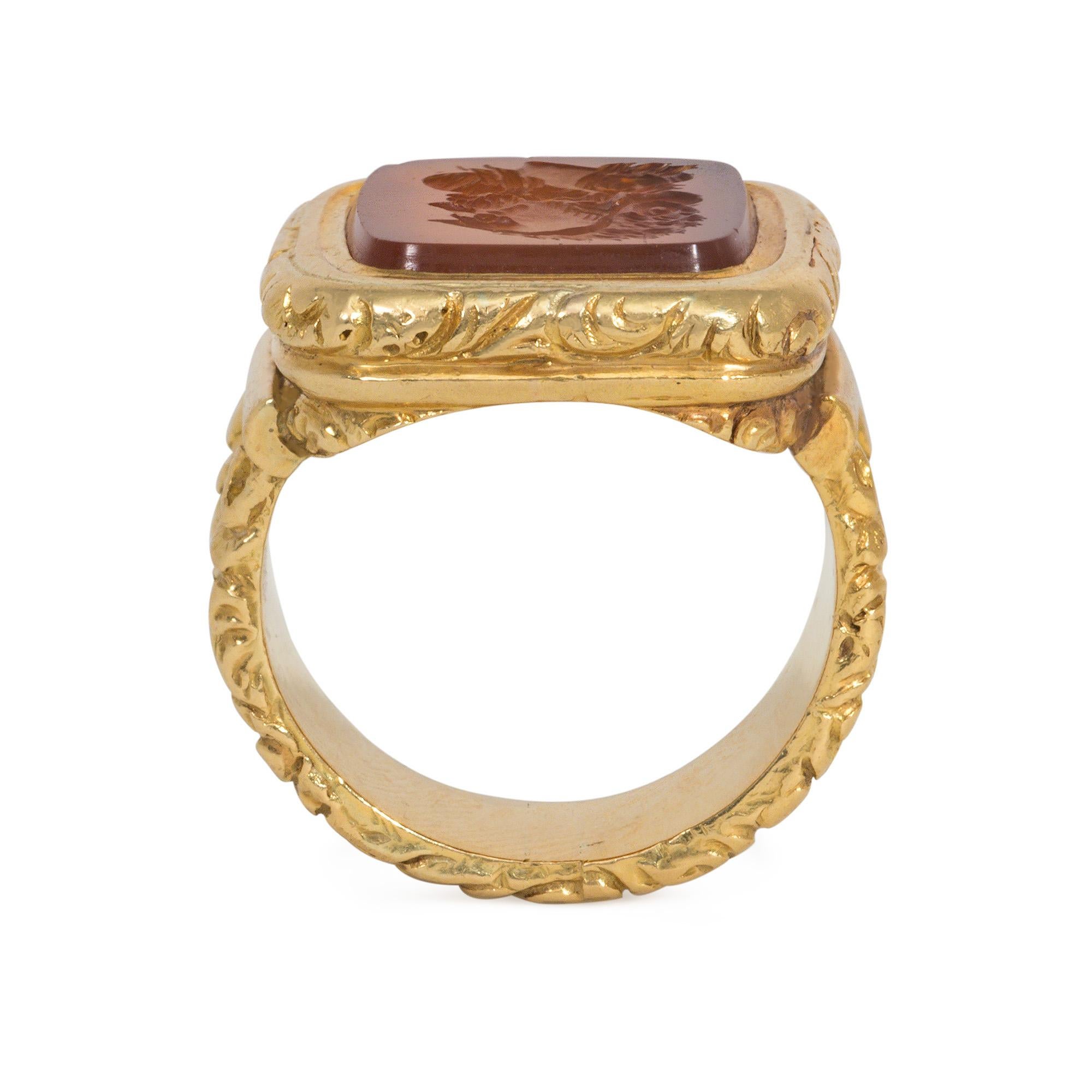 Victorien Bague ancienne en or sculpté et intaille en cornaline représentant un ancien guerrier en vente