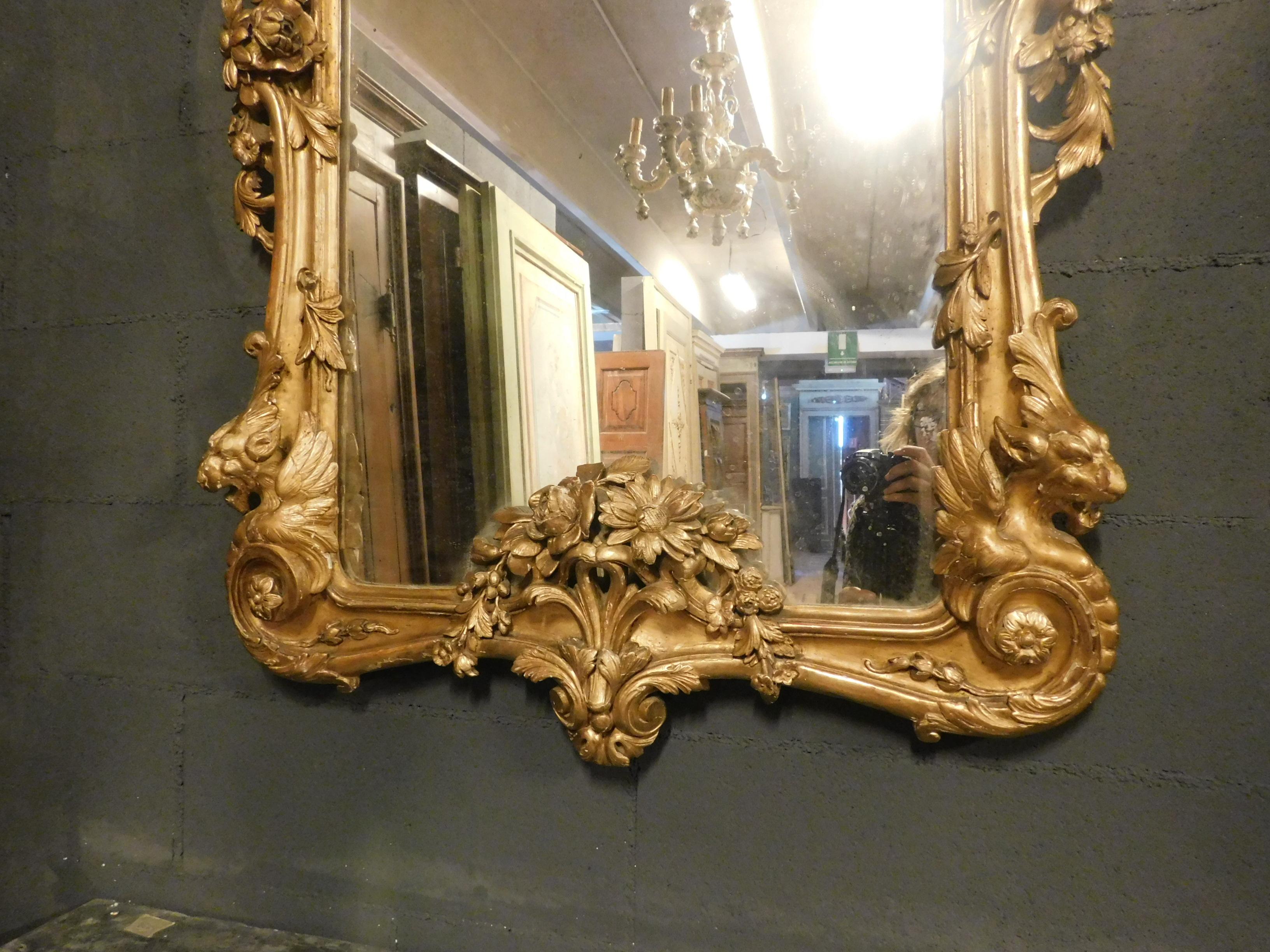 Miroir ancien en bois doré sculpté, 1800, Italie Bon état - En vente à Cuneo, Italy (CN)