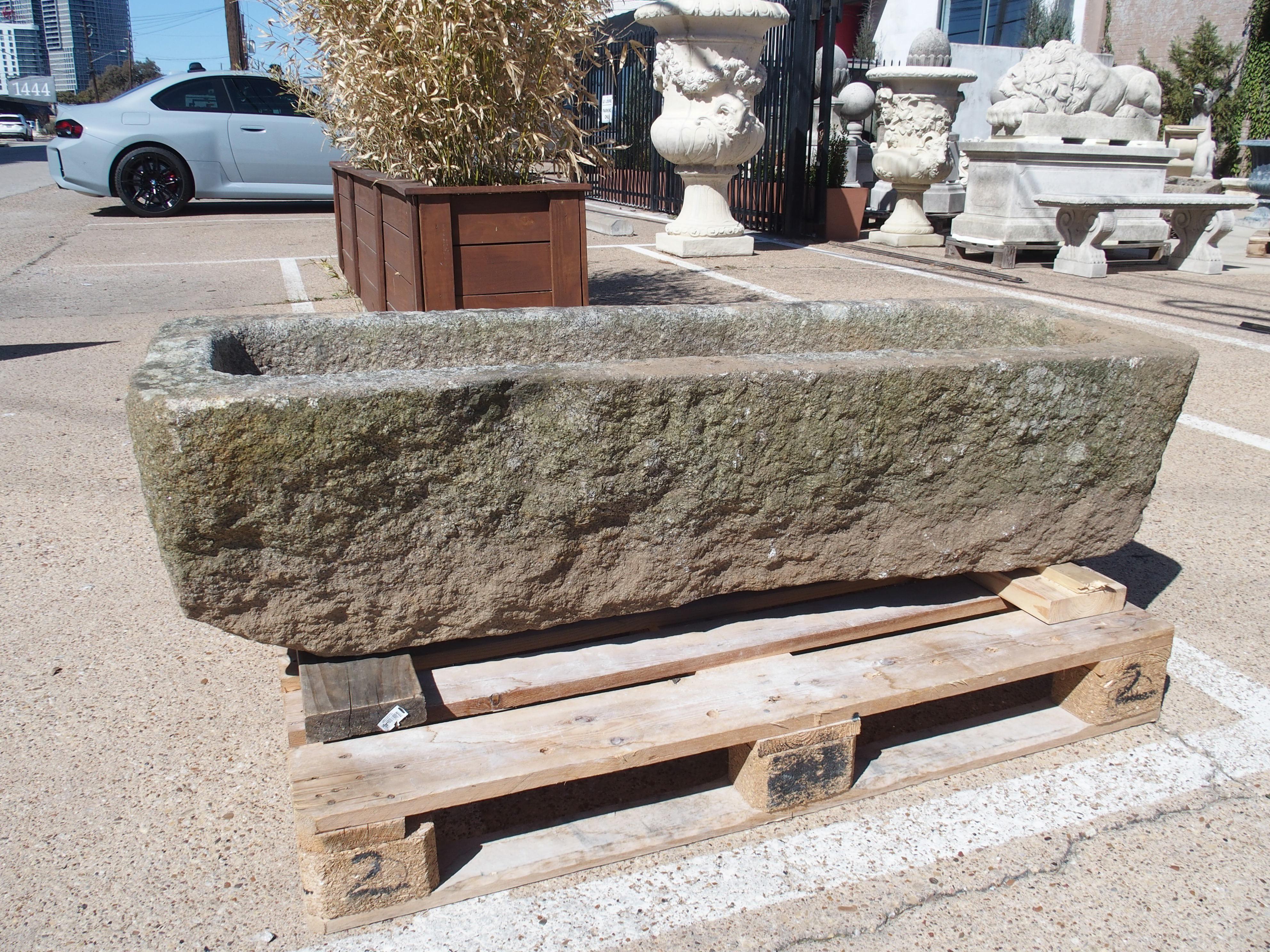 Ancienne auge de ferme en granit sculptée de Normandie, France, 19e siècle en vente 3