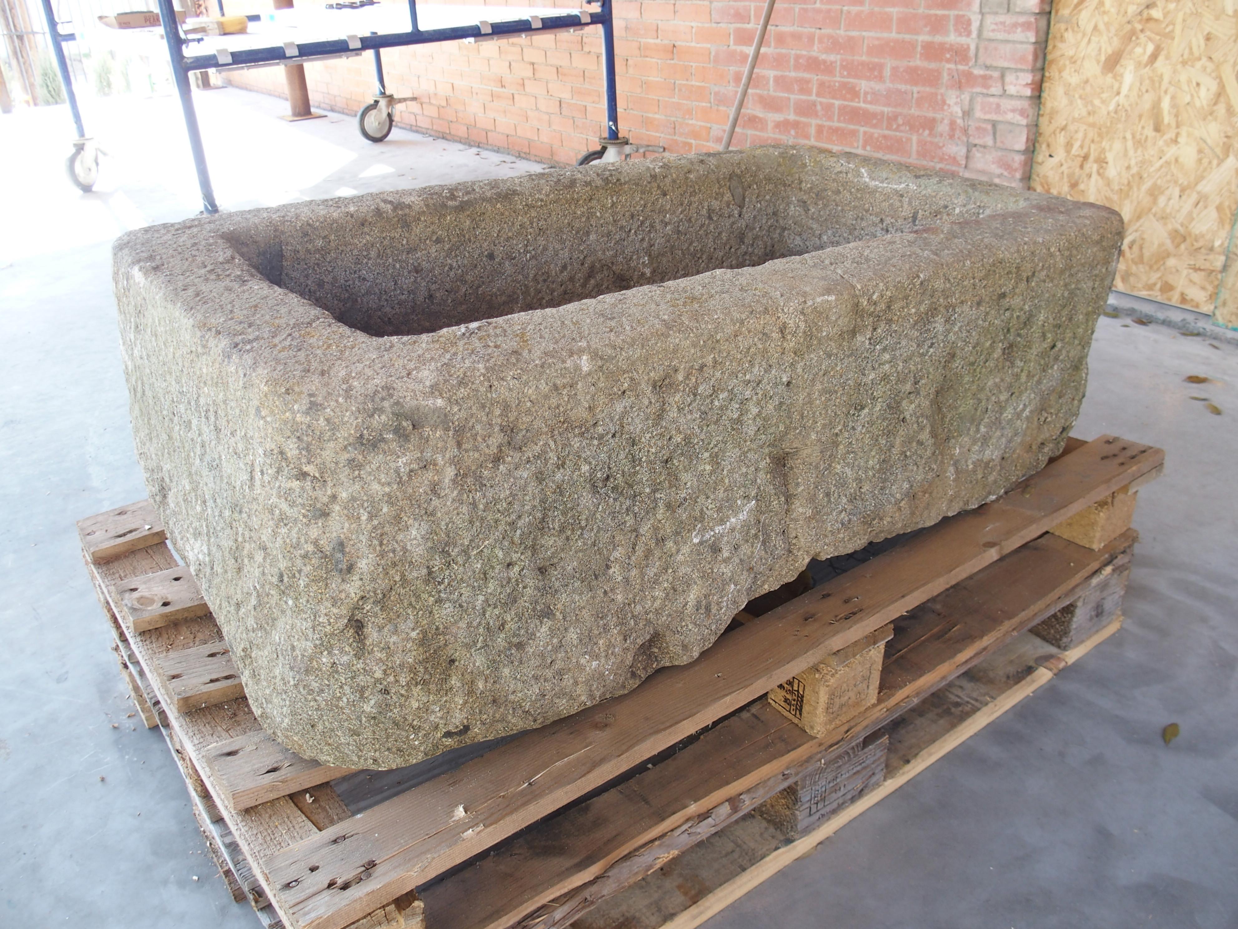 Ancienne auge de ferme en granit sculptée de Normandie, France, 19e siècle en vente 5