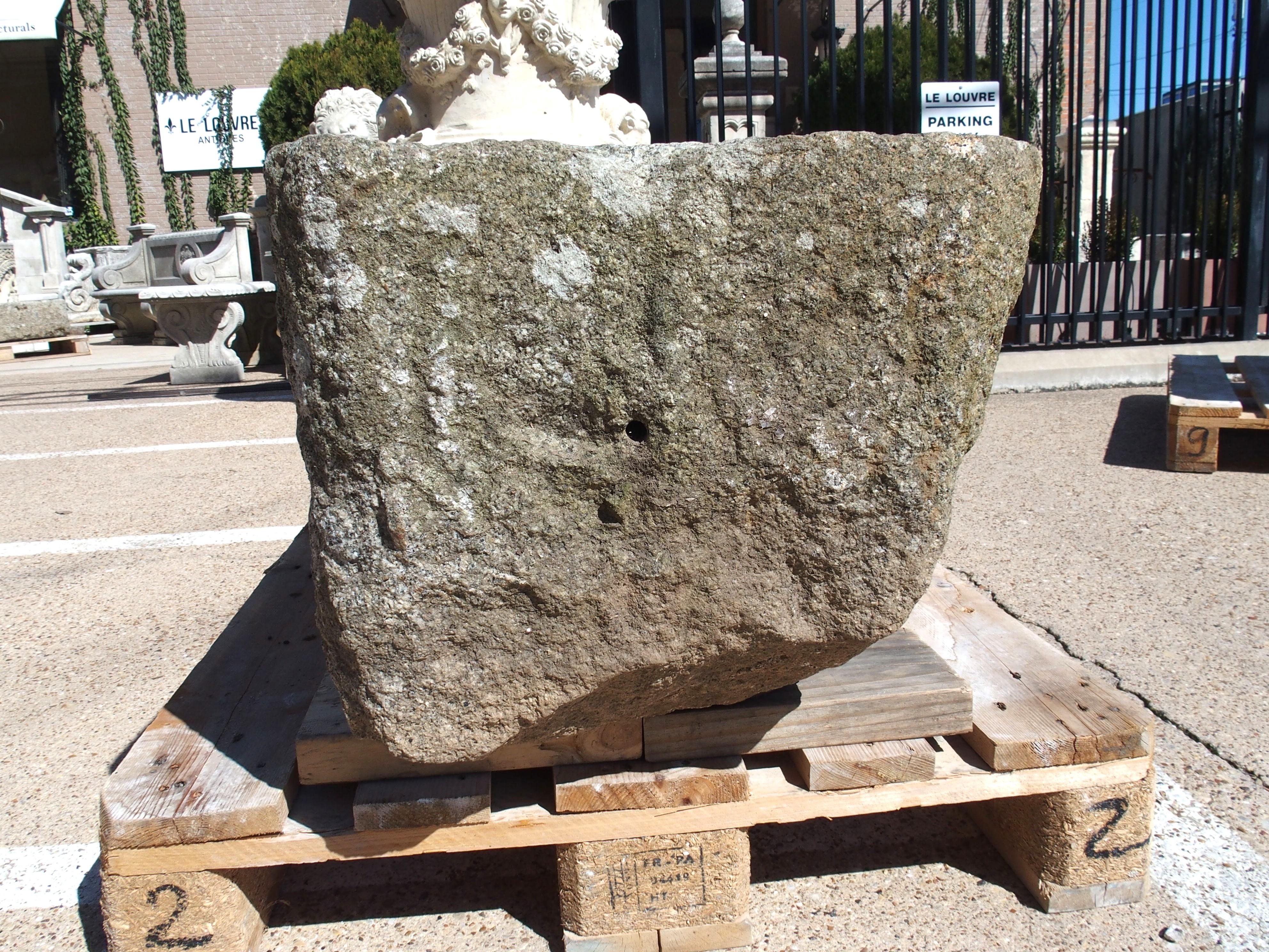 Une auge de ferme massive, utilisée autrefois dans une maison de Normandie, en France, cette pièce de granit sculptée à la main ferait un merveilleux évier de ferme. Datant des années 1800, la pierre grise a développé une patine qui donne des