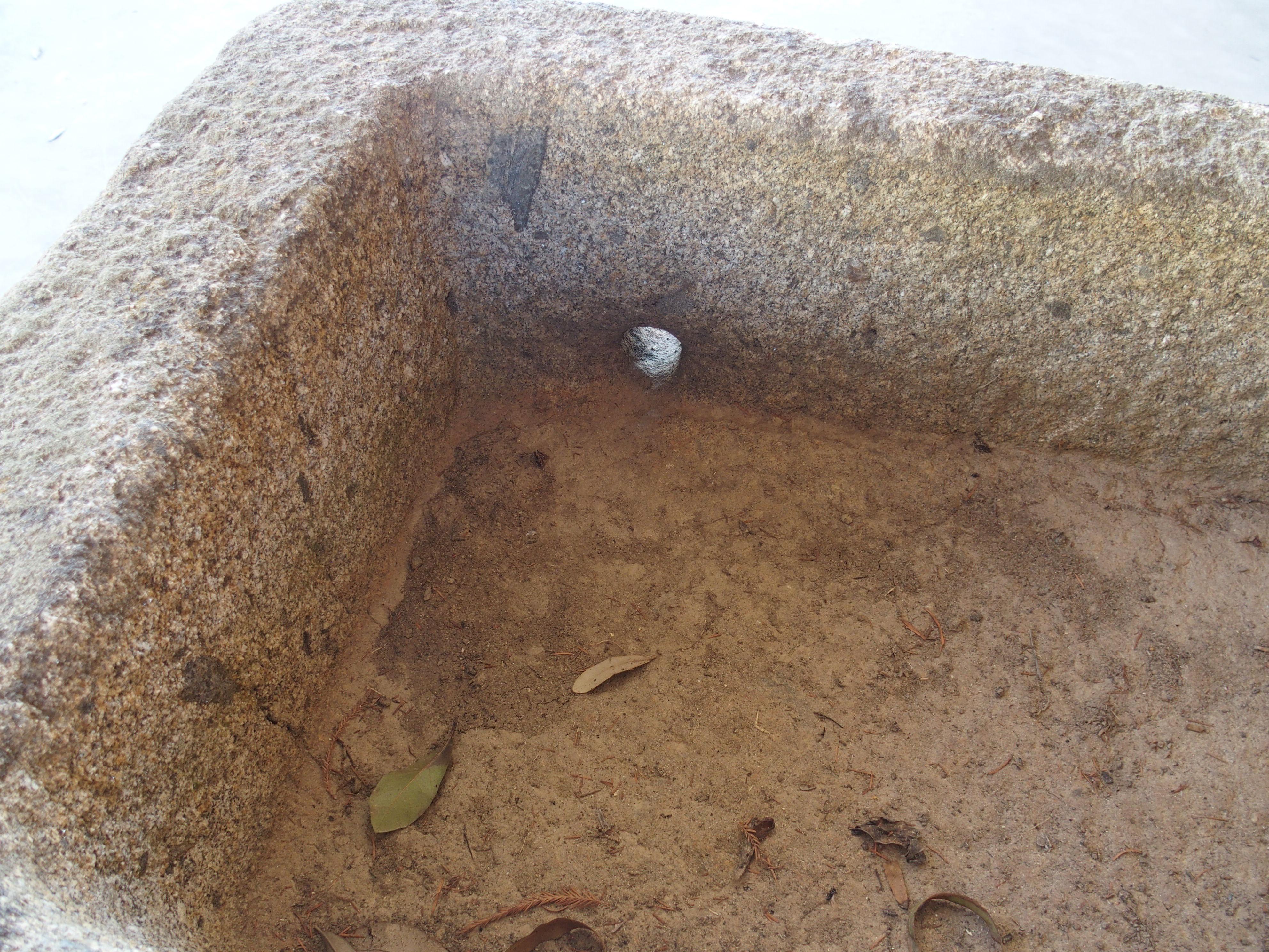 Français Ancienne auge de ferme en granit sculptée de Normandie, France, 19e siècle en vente