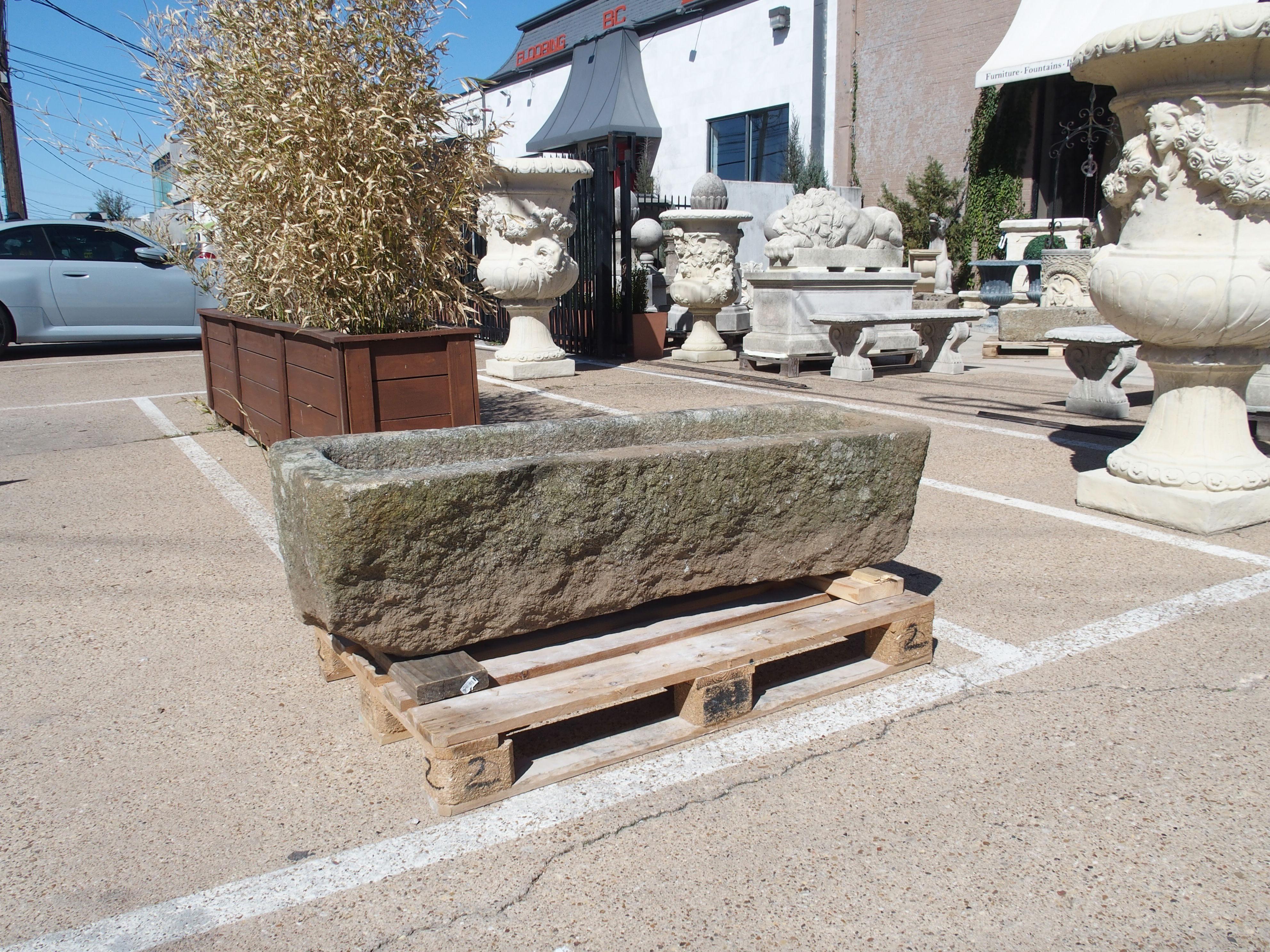 Français Ancienne auge de ferme en granit sculptée de Normandie, France, 19e siècle en vente