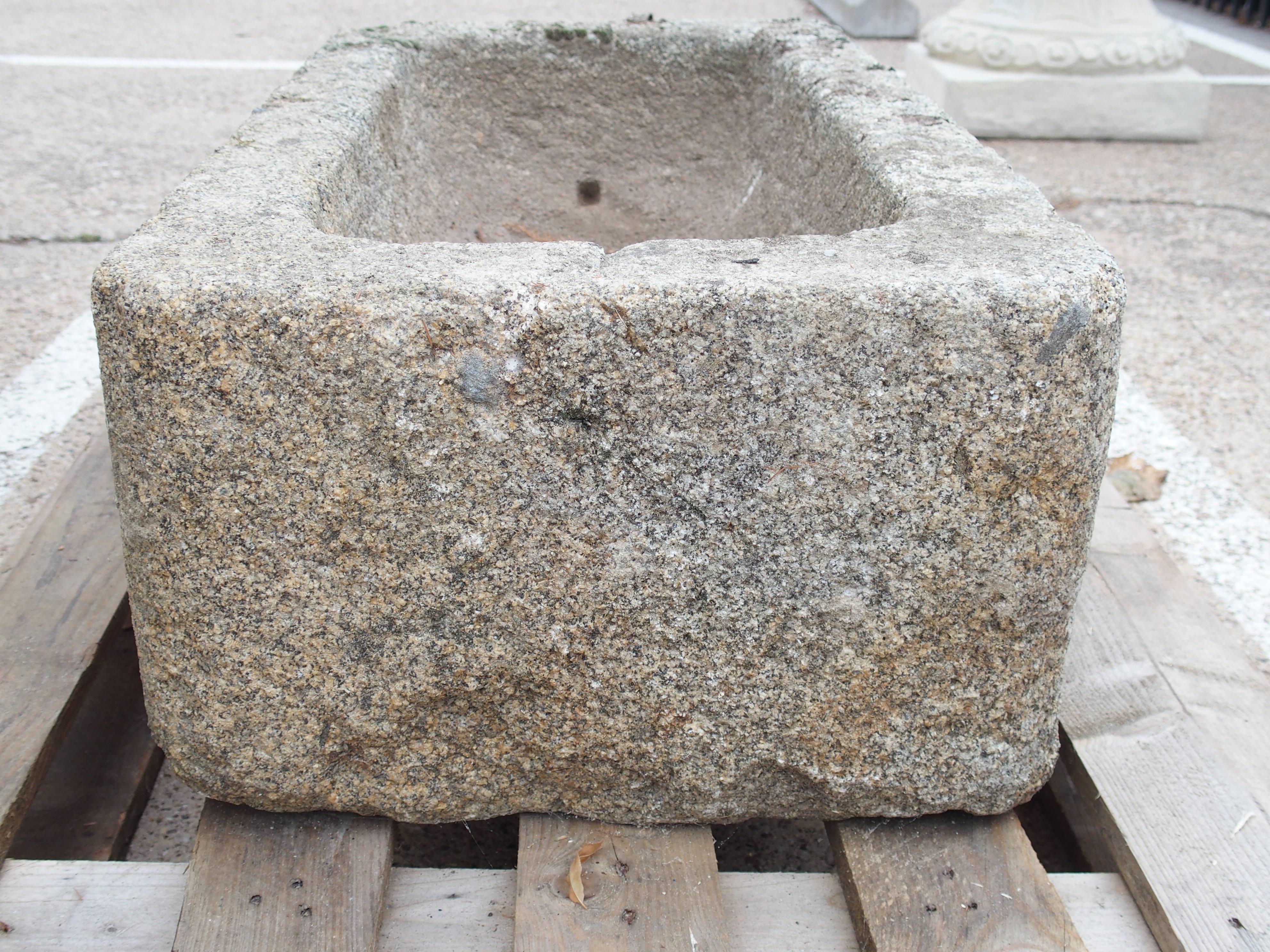Antiker geschnitzter Granit-Bauerntopf aus der Normandie, Frankreich, 19. Jahrhundert (Handgeschnitzt) im Angebot