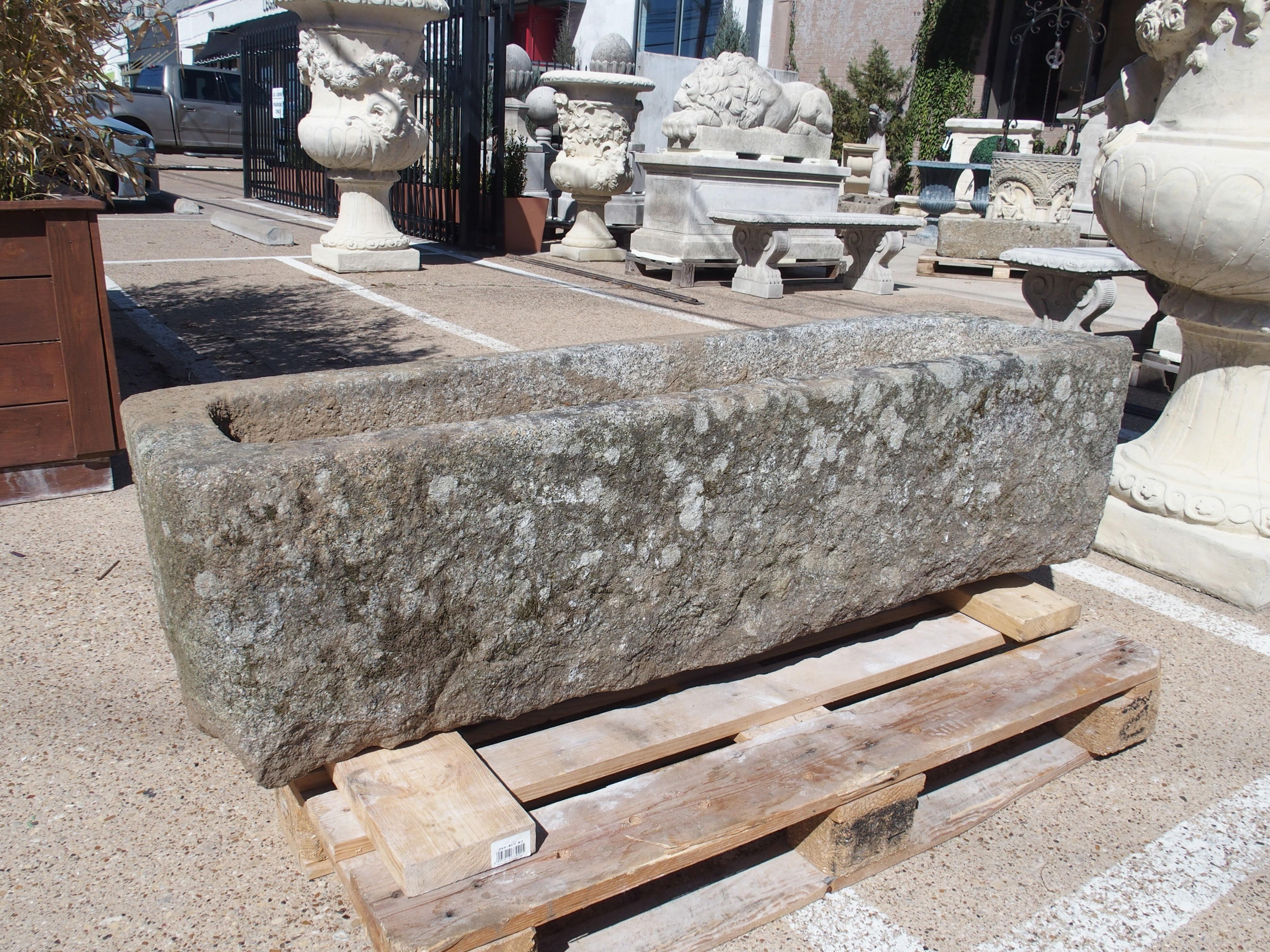 Sculpté à la main Ancienne auge de ferme en granit sculptée de Normandie, France, 19e siècle en vente