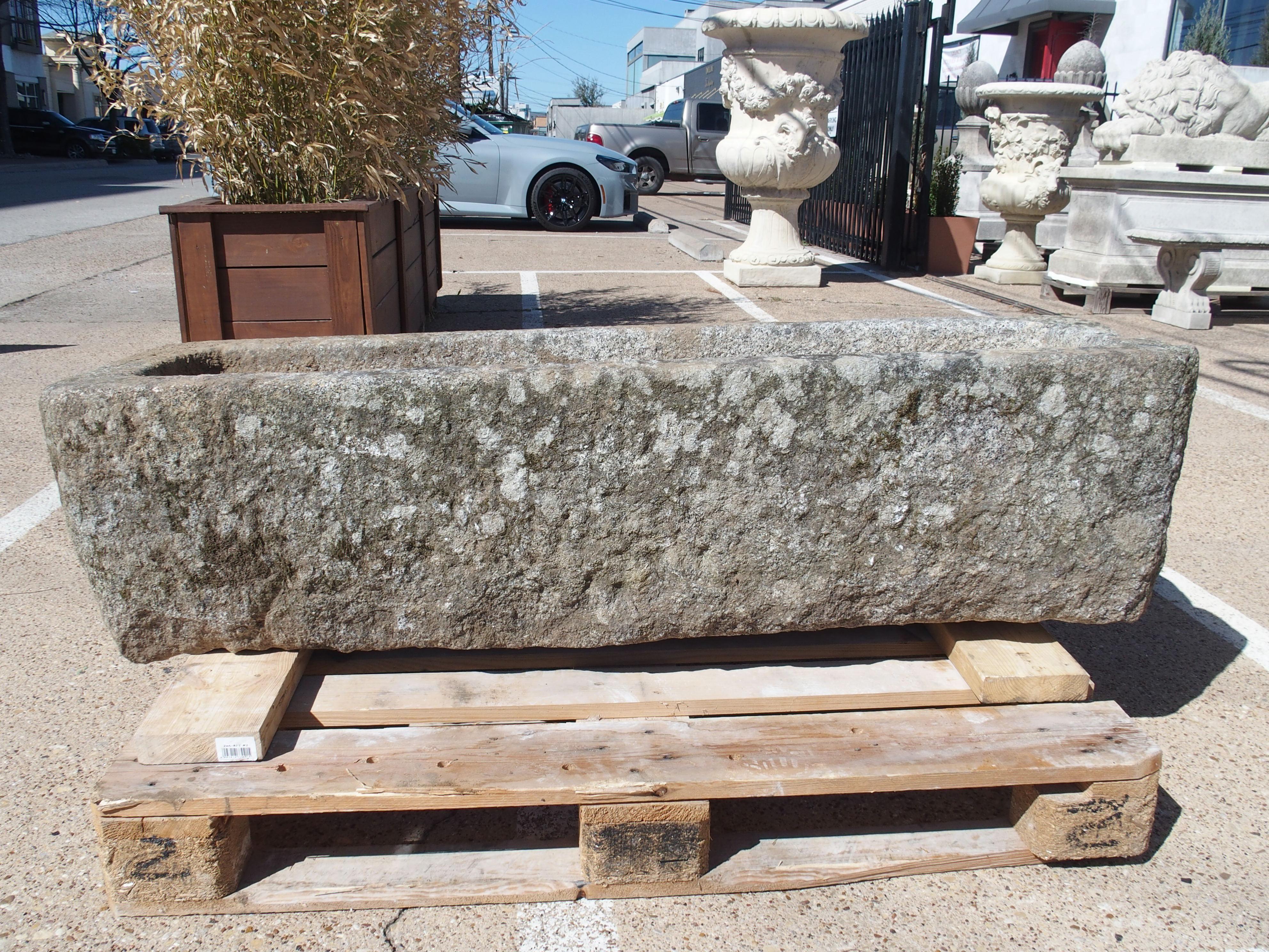 Ancienne auge de ferme en granit sculptée de Normandie, France, 19e siècle Bon état - En vente à Dallas, TX