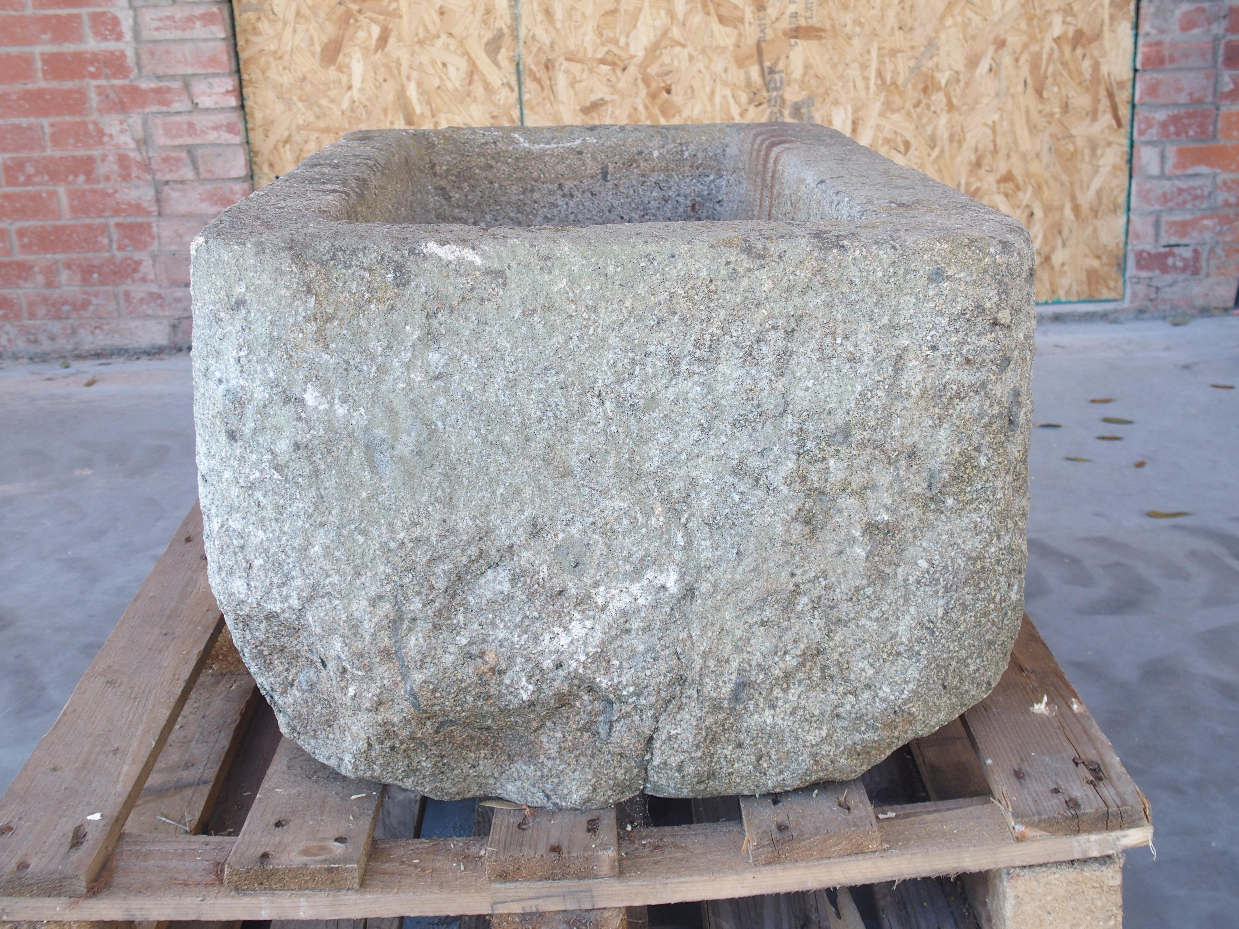 XIXe siècle Ancienne auge de ferme en granit sculptée de Normandie, France, 19e siècle en vente
