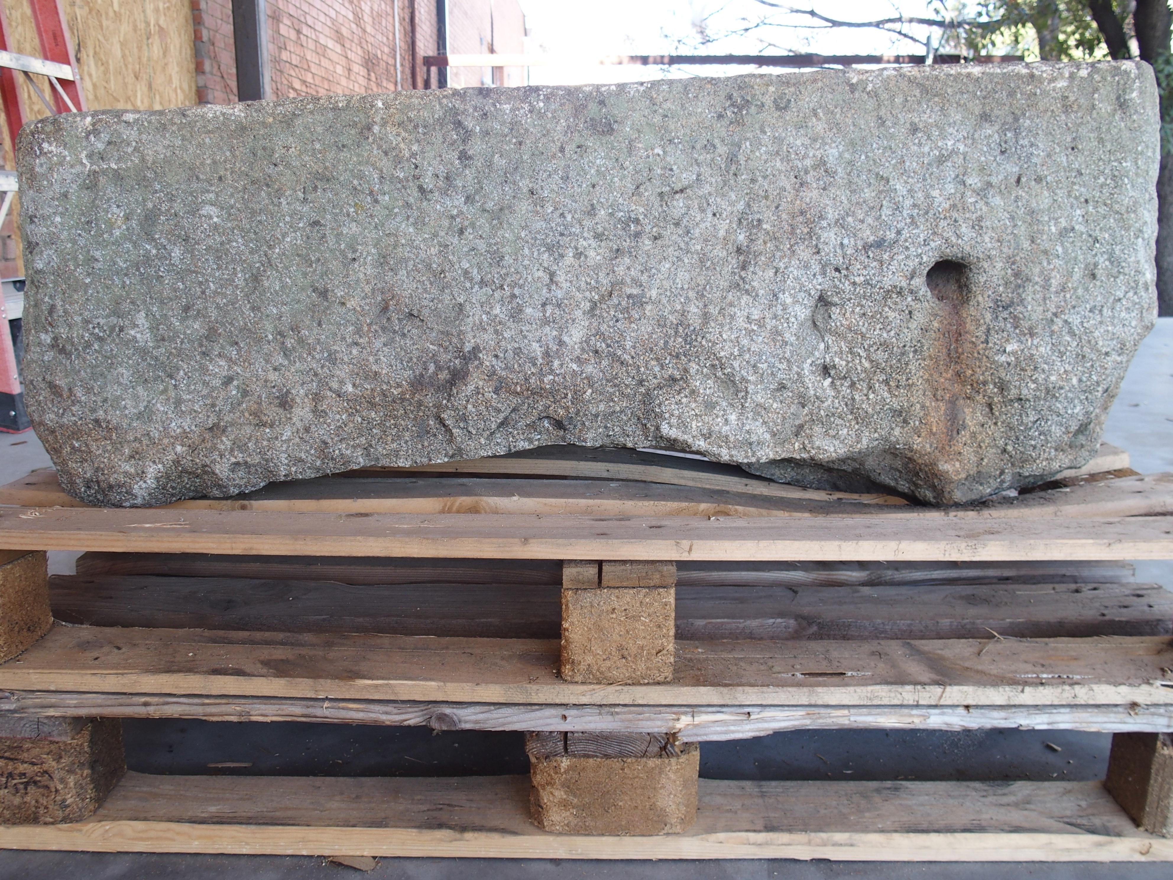 Ancienne auge de ferme en granit sculptée de Normandie, France, 19e siècle en vente 1