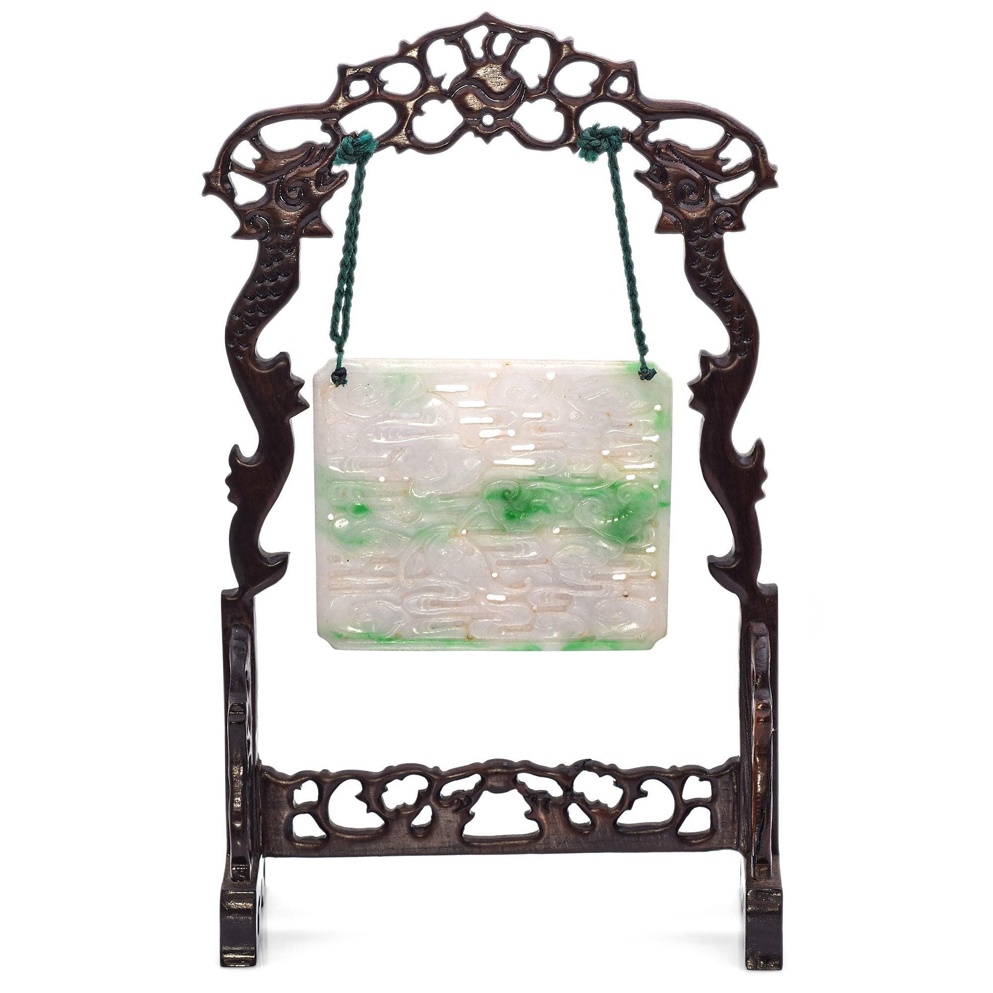 Non taillé Figurine ancienne en plaque de jade vert et blanc sculptée, suspendue sur un Stand en Wood en vente