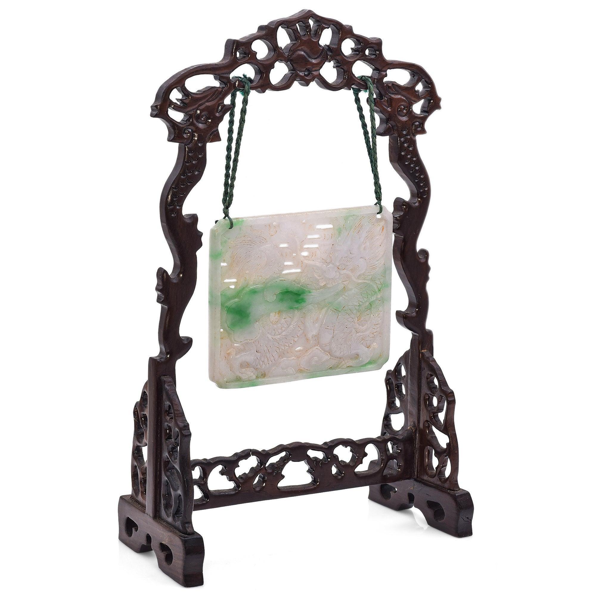 Figurine ancienne en plaque de jade vert et blanc sculptée, suspendue sur un Stand en Wood Unisexe en vente