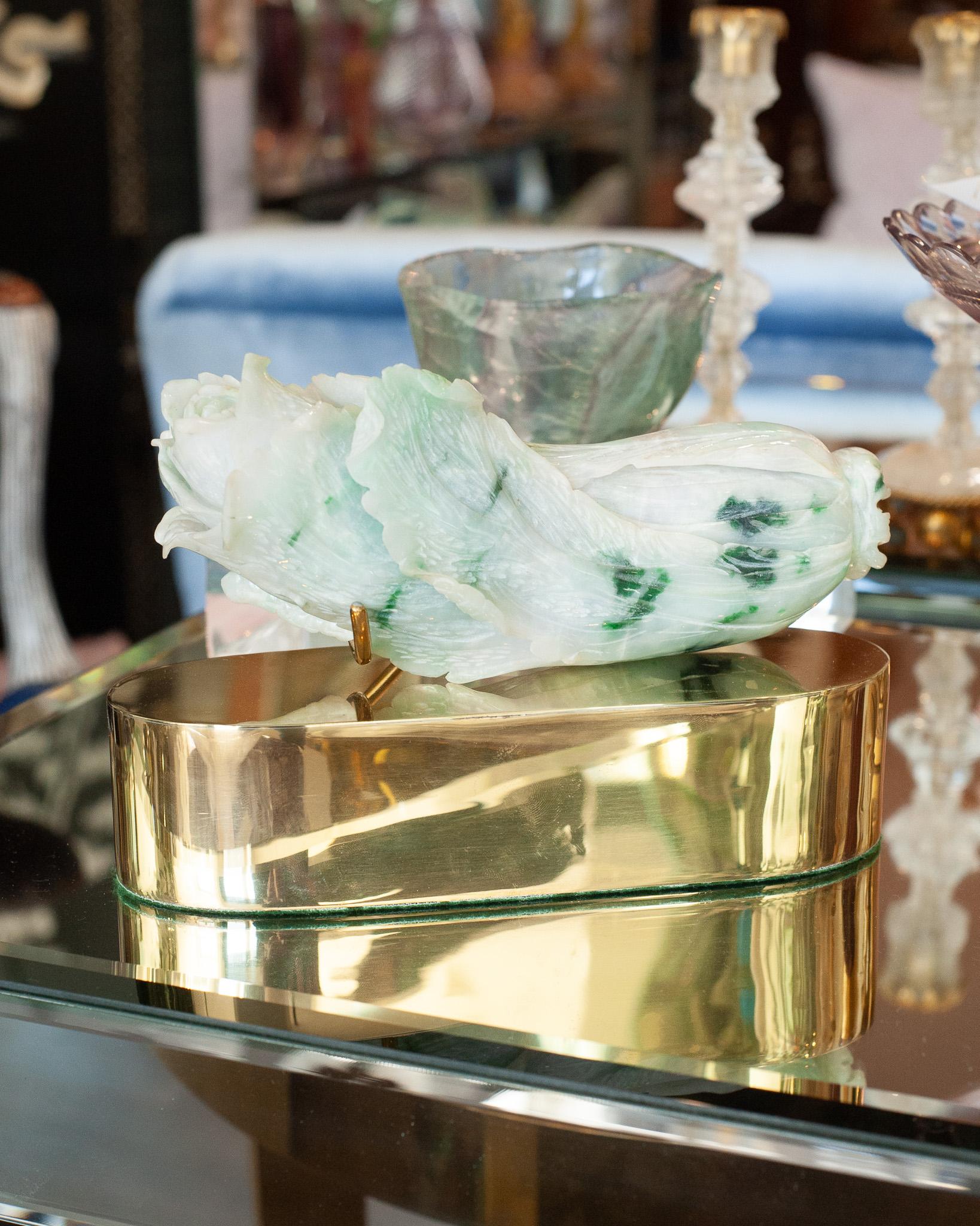 Ce charmant et inhabituel chou chinois ancien en jade sculpté fait partie d'une paire et est vendu individuellement. Le jade est un symbole de sérénité et de pureté, de sagesse et de tranquillité. Les choux de jade sont considérés comme un symbole