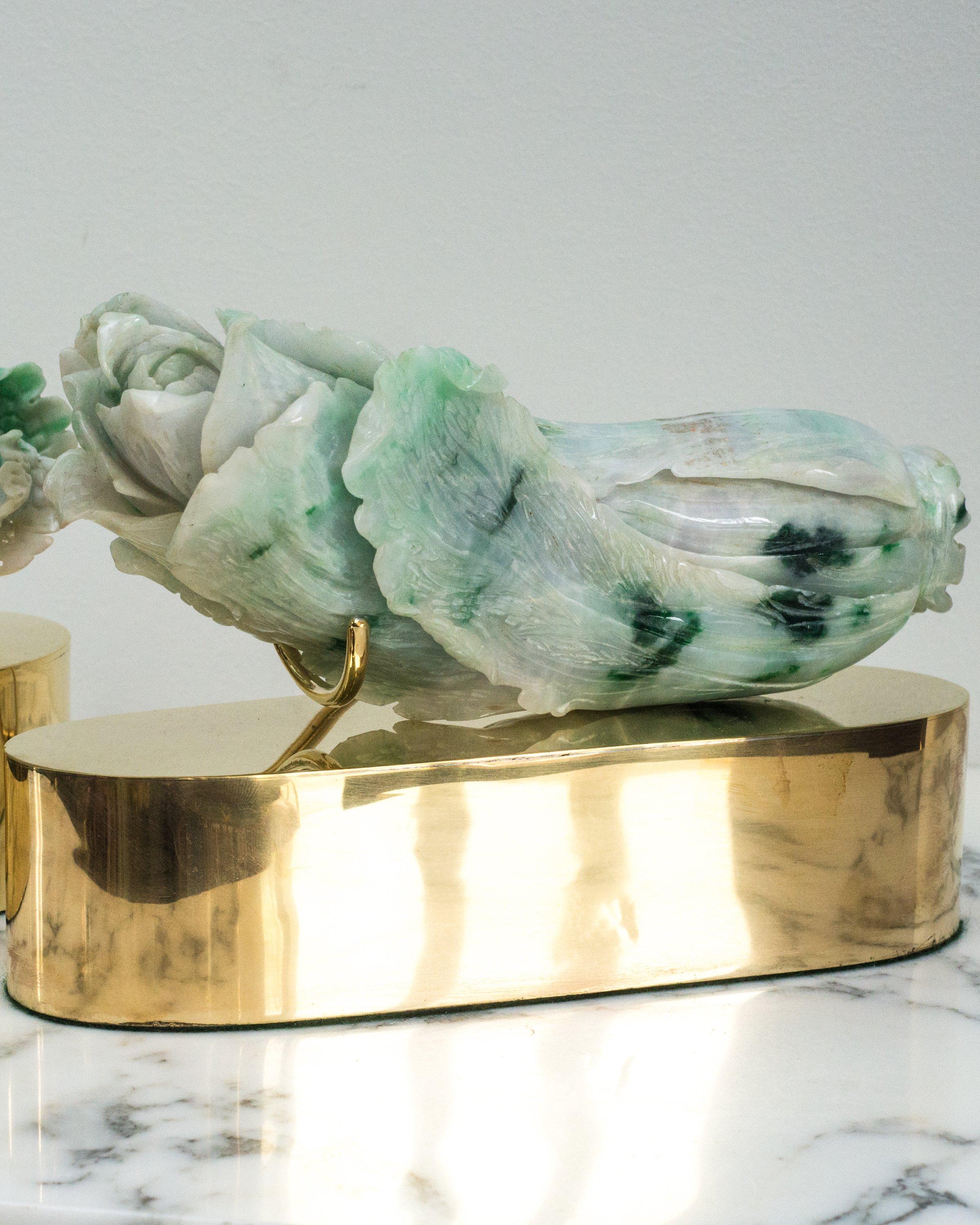Asiatique Ancienne chope en jade vert sculptée sur socle en laiton par Studio Maison Nurita en vente