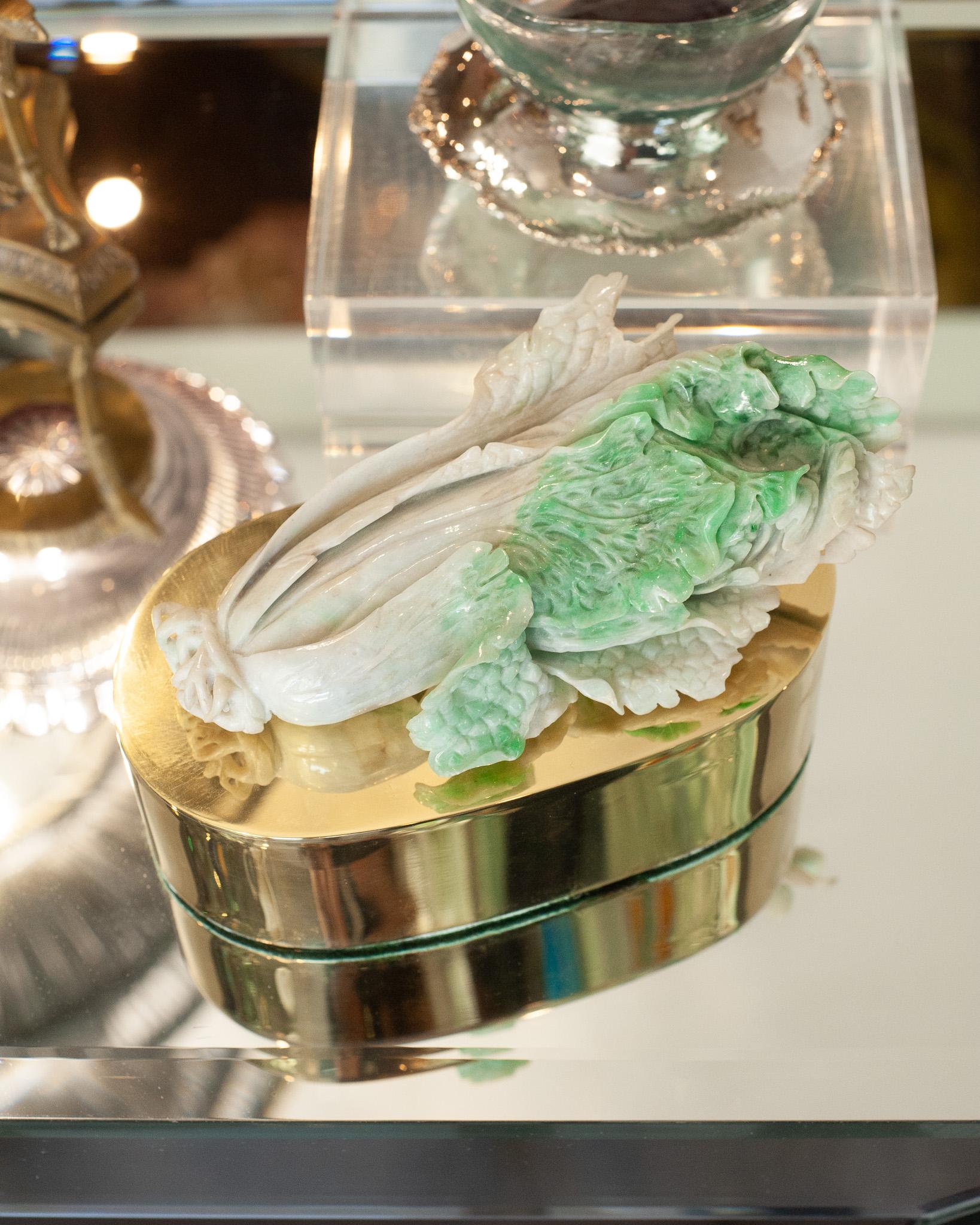 Asiatique Ancienne chope en jade vert sculptée sur base en laiton par Studio Maison Nurita en vente