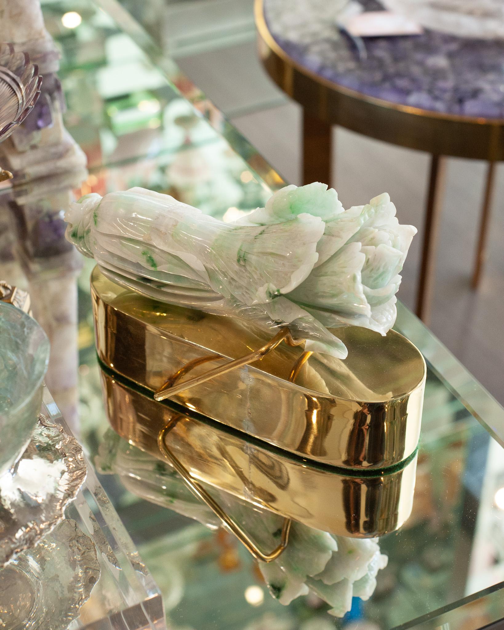 Ancienne chope en jade vert sculptée sur base en laiton par Studio Maison Nurita Bon état - En vente à Toronto, ON