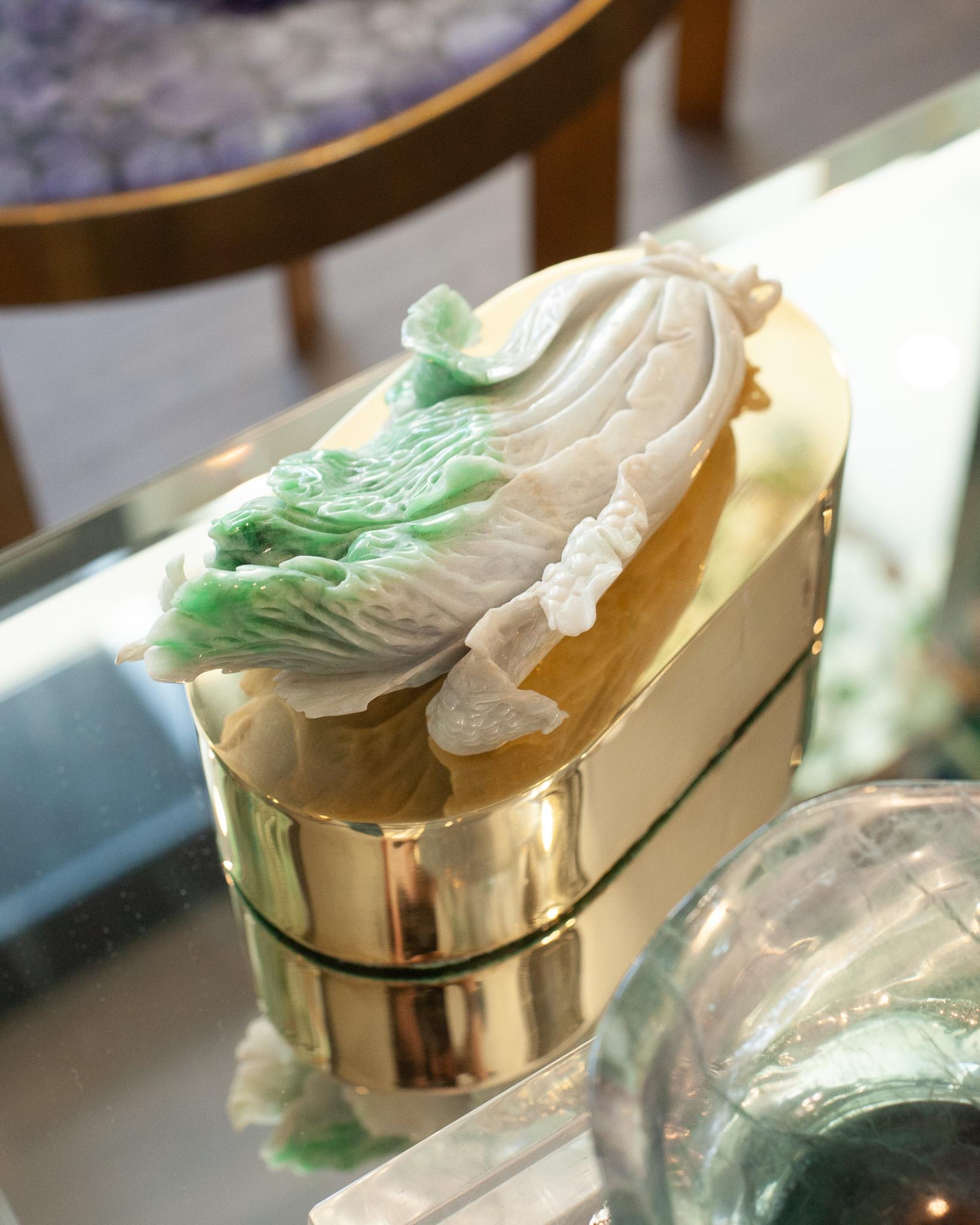 Ancienne chope en jade vert sculptée sur base en laiton par Studio Maison Nurita Bon état - En vente à Toronto, ON
