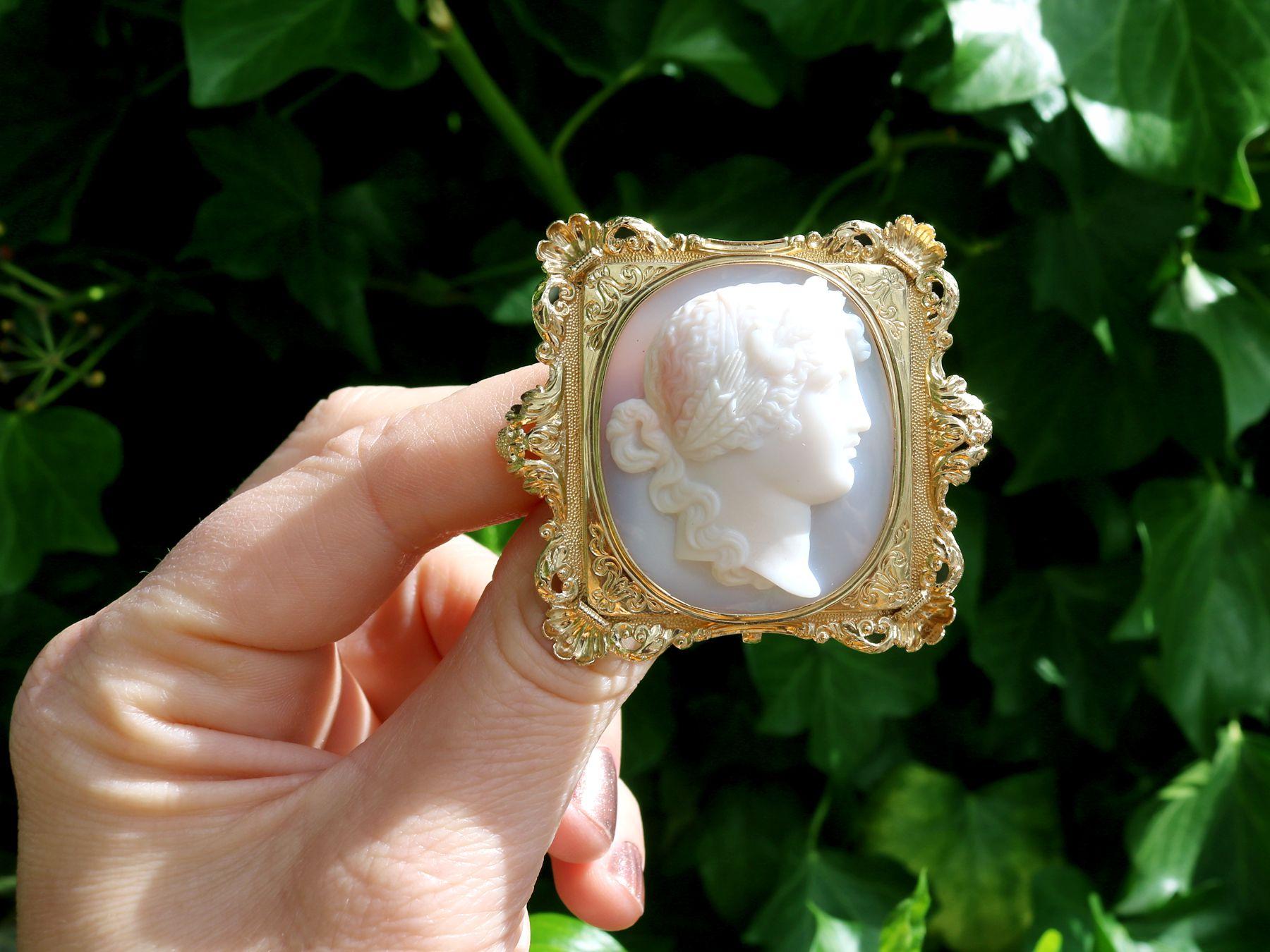 A stunning, fine and impressive Victorian 18 karat yellow gold, carved hardstone cameo brooch; part of our diverse antique jewelry and estate jewelry collections.

This stunning, fine and impressive Victorian brooch has been crafted in 18k yellow