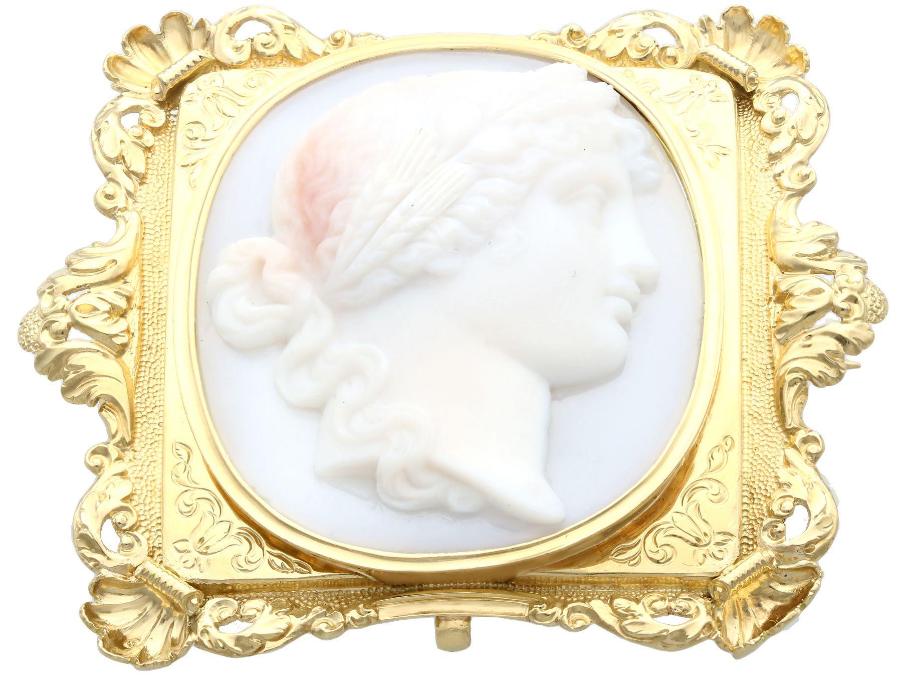 Antique Carved Hardstone and Yellow Gold Cameo Brooch, circa 1860 In Excellent Condition For Sale In Jesmond, Newcastle Upon Tyne