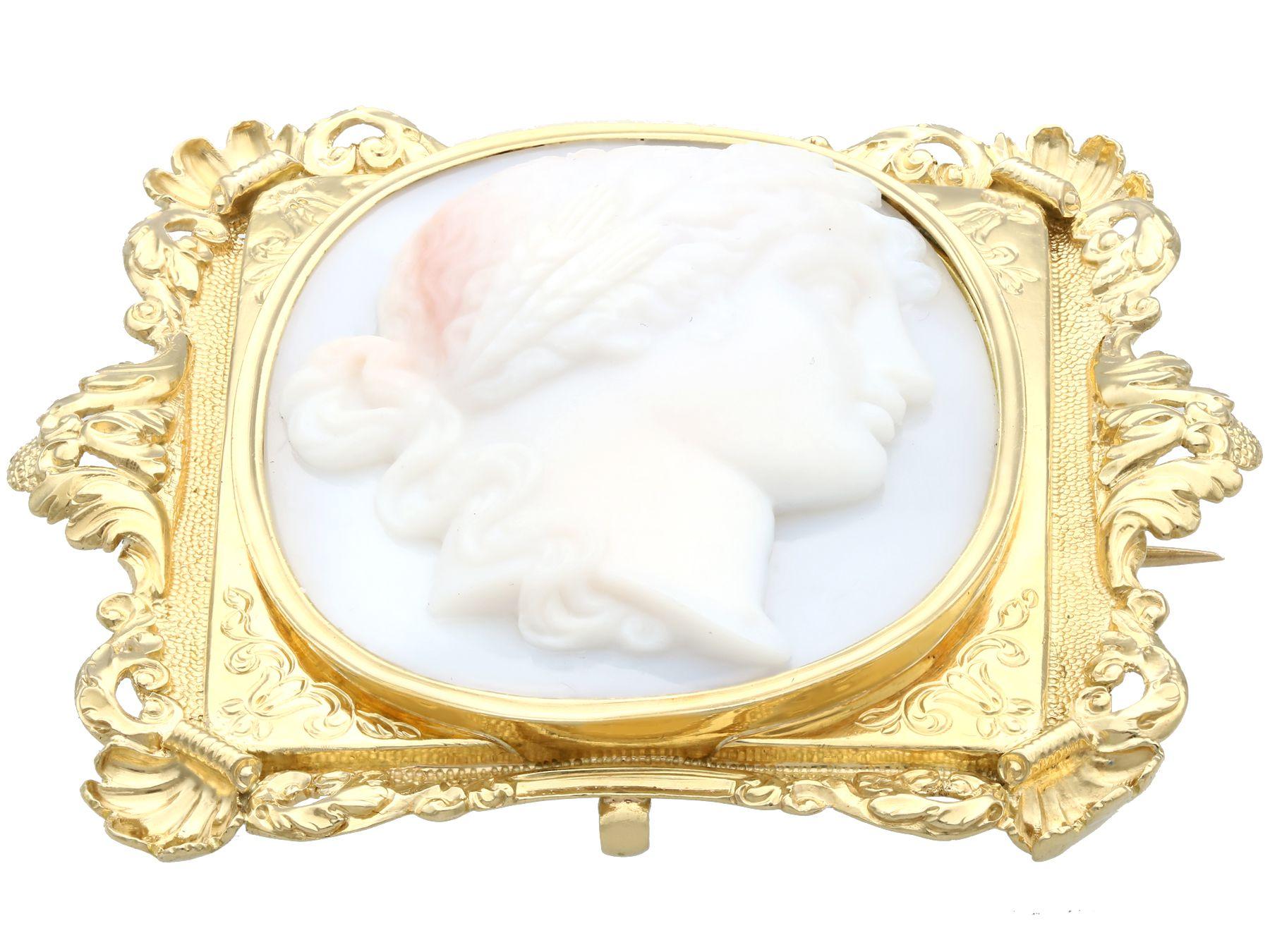 Women's or Men's Antique Carved Hardstone and Yellow Gold Cameo Brooch, circa 1860 For Sale