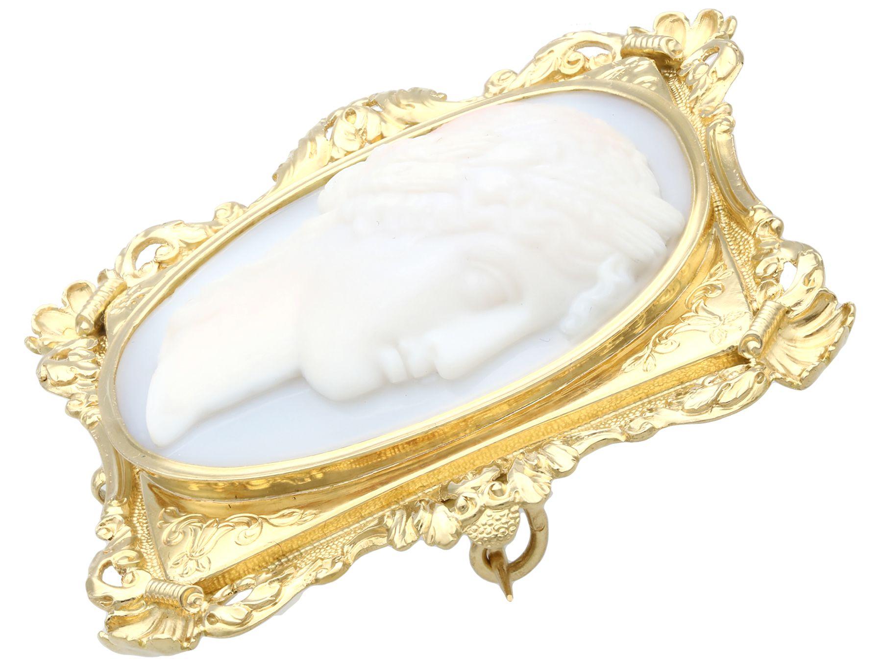 Antique Carved Hardstone and Yellow Gold Cameo Brooch, circa 1860 For Sale 1