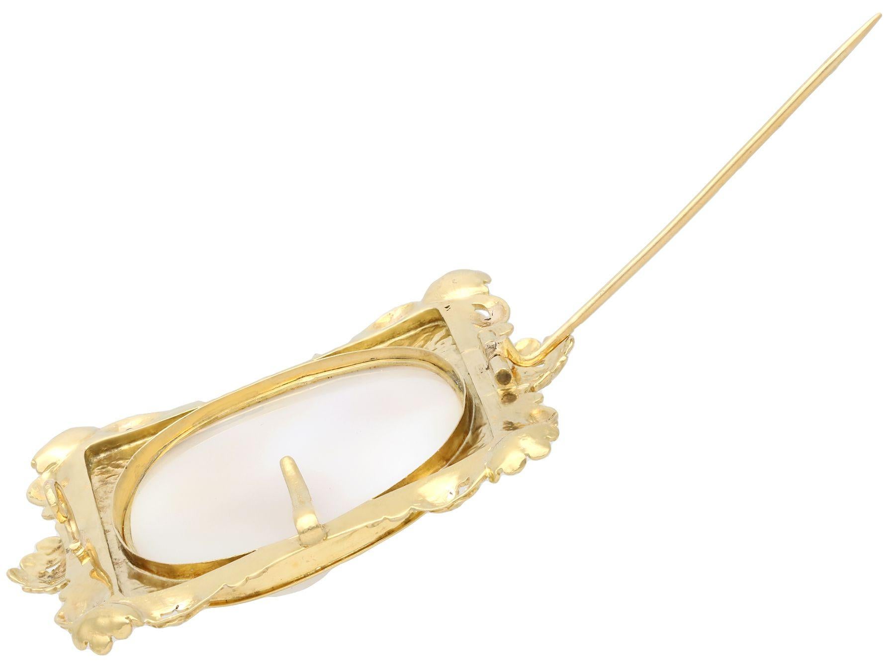Antique Carved Hardstone and Yellow Gold Cameo Brooch, circa 1860 For Sale 3