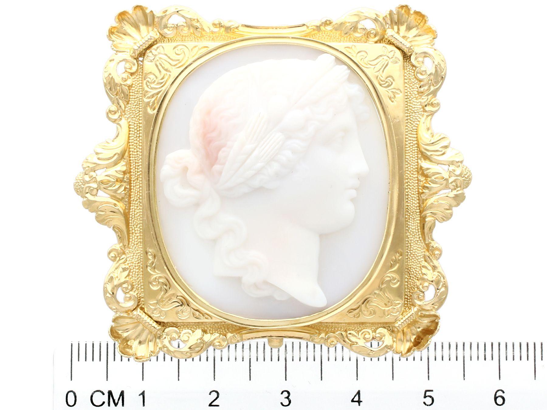 Antique Carved Hardstone and Yellow Gold Cameo Brooch, circa 1860 For Sale 4