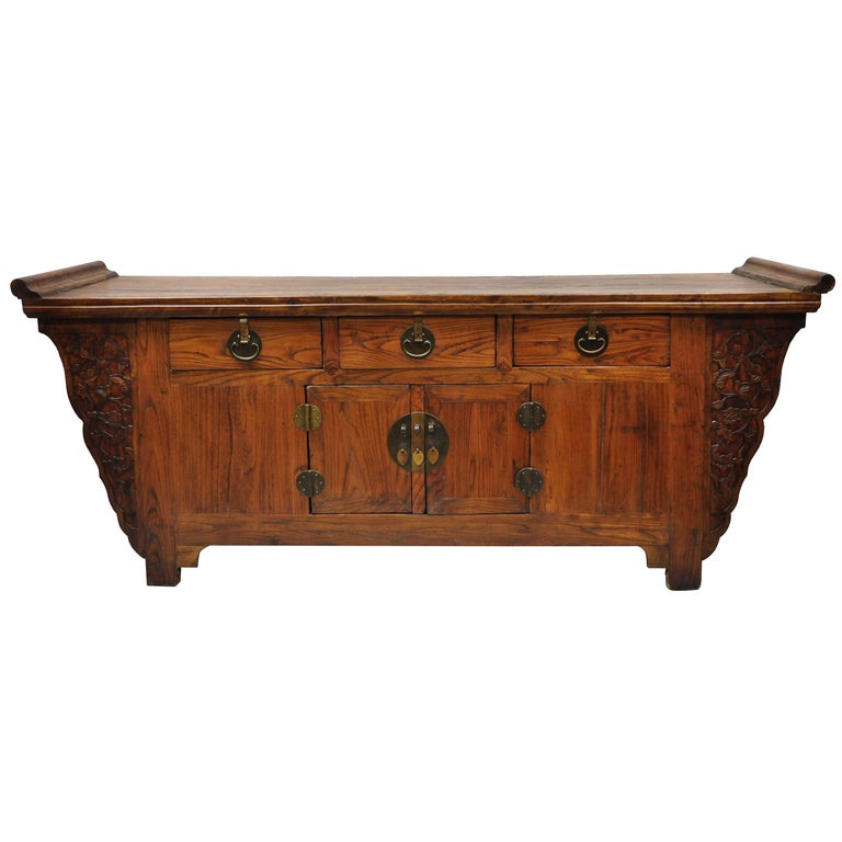 Ancienne console d'autel chinoise en bois dur sculpté, meuble de rangement  d'appoint et buffet En vente sur 1stDibs