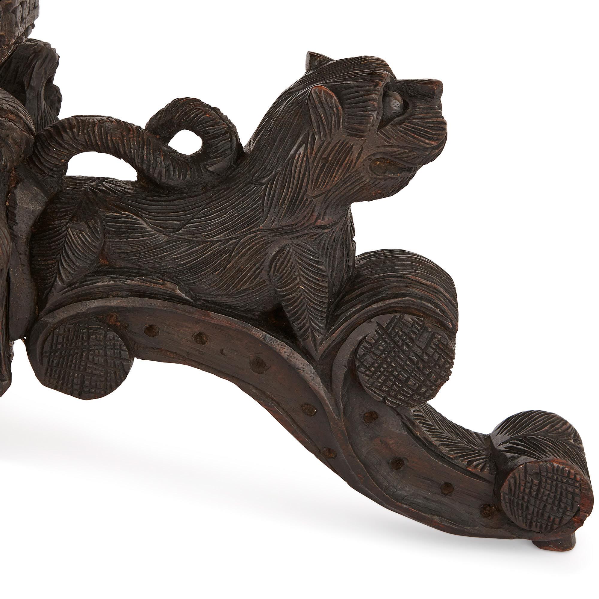 Antiker geschnitzter runder Beistelltisch aus Hartholz mit Rosenholzplatte, Myanmar  (Geschnitzt) im Angebot