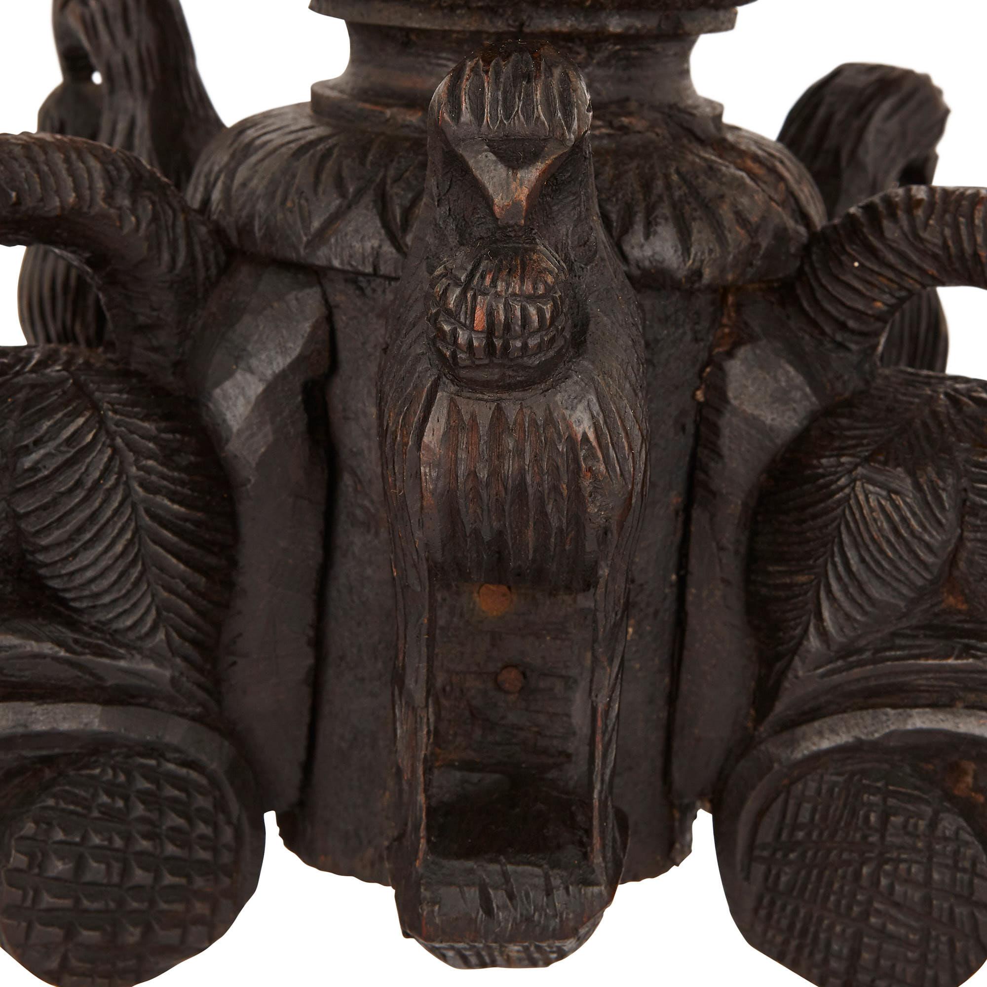 Antiker geschnitzter runder Beistelltisch aus Hartholz mit Rosenholzplatte, Myanmar  im Zustand „Gut“ im Angebot in London, GB