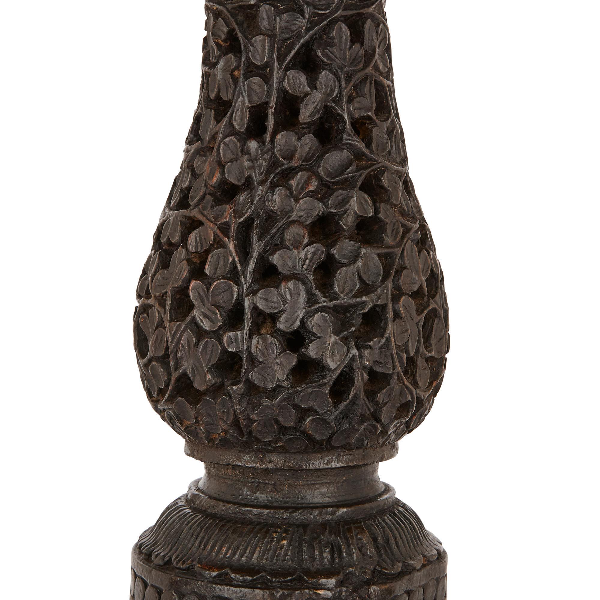 Antiker geschnitzter runder Beistelltisch aus Hartholz mit Rosenholzplatte, Myanmar  (19. Jahrhundert) im Angebot