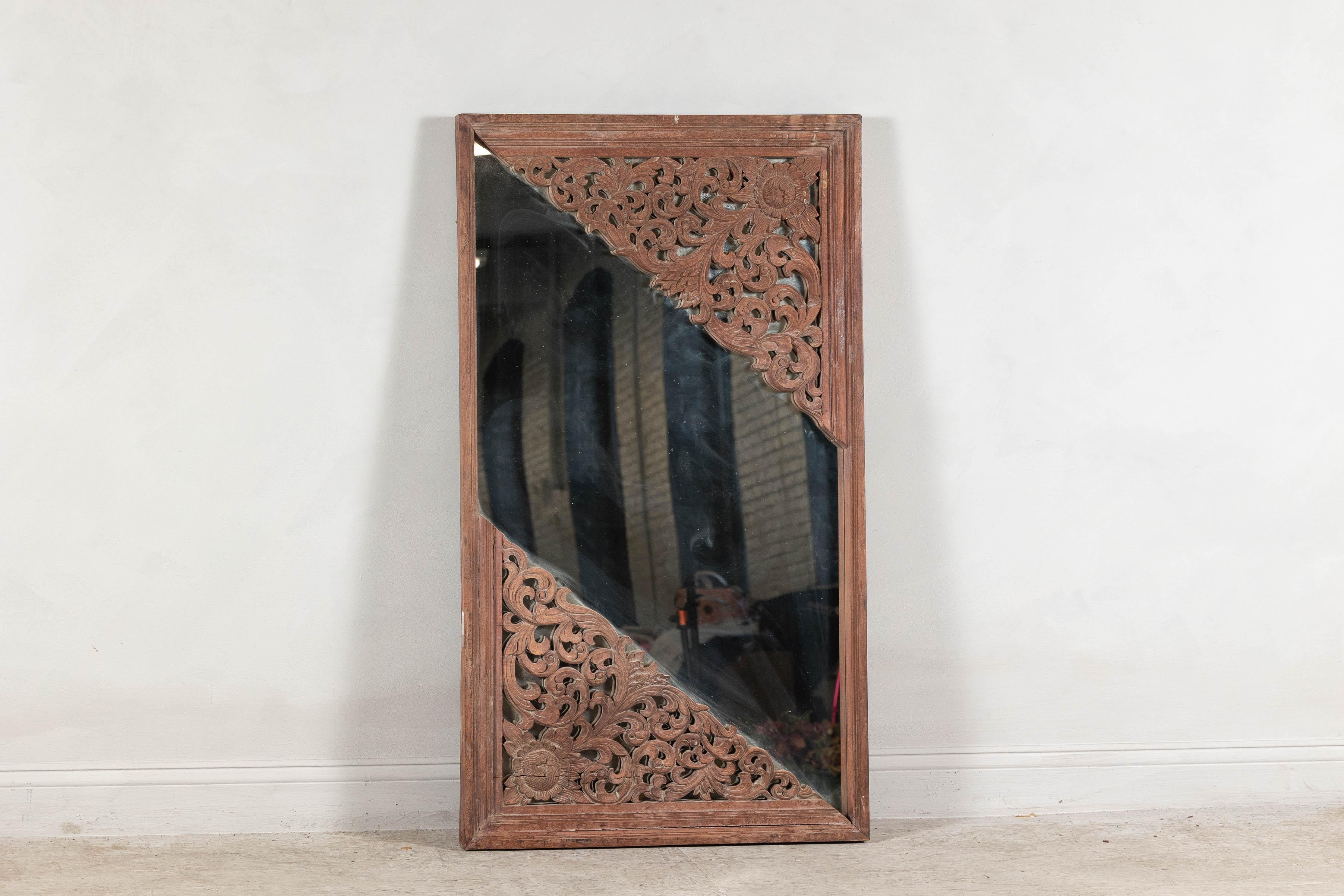 Miroir ancien en bois dur sculpté avec rinceaux floraux, début du 20e siècle en vente 5
