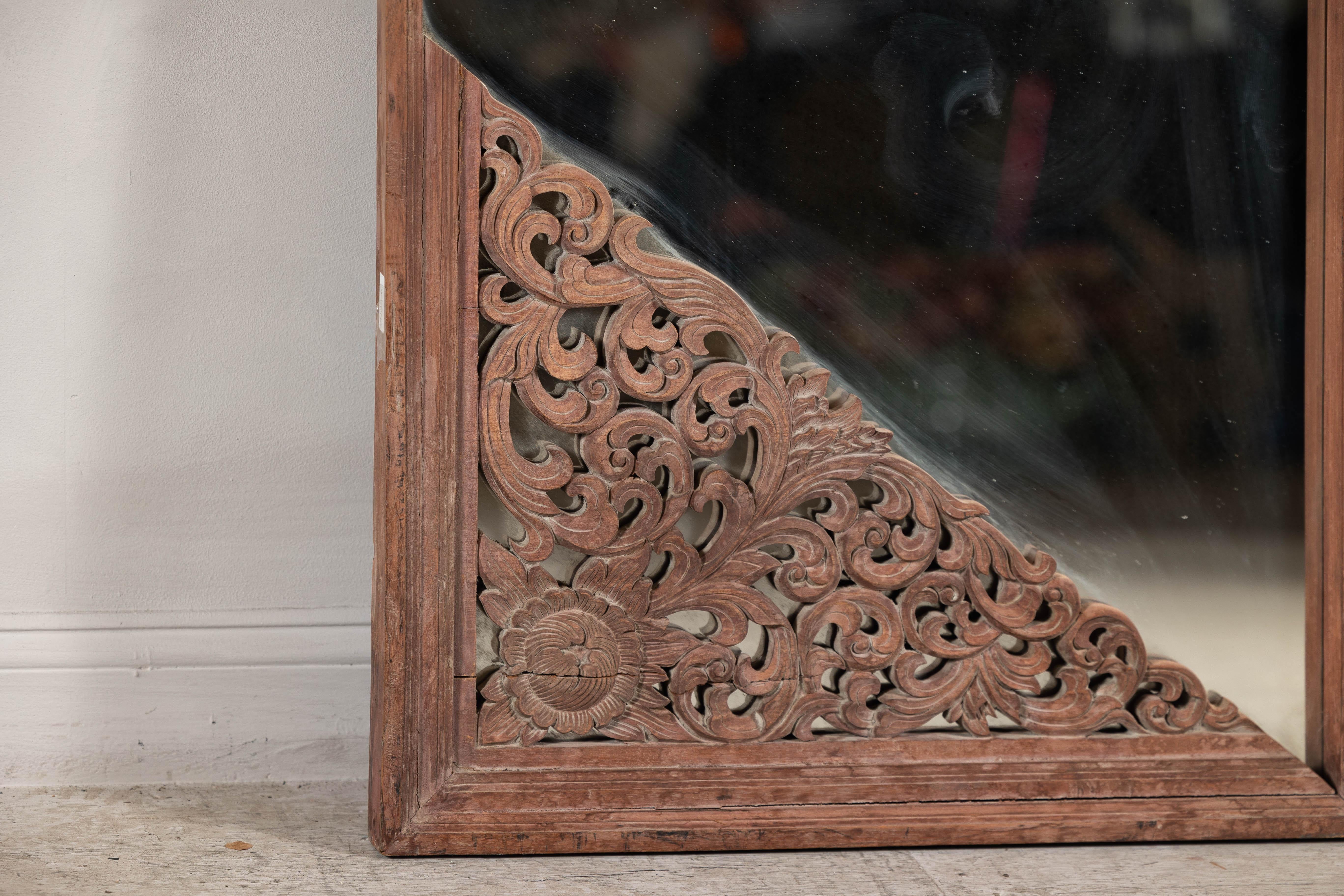 Miroir ancien en bois dur sculpté avec rinceaux floraux, début du 20e siècle en vente 8