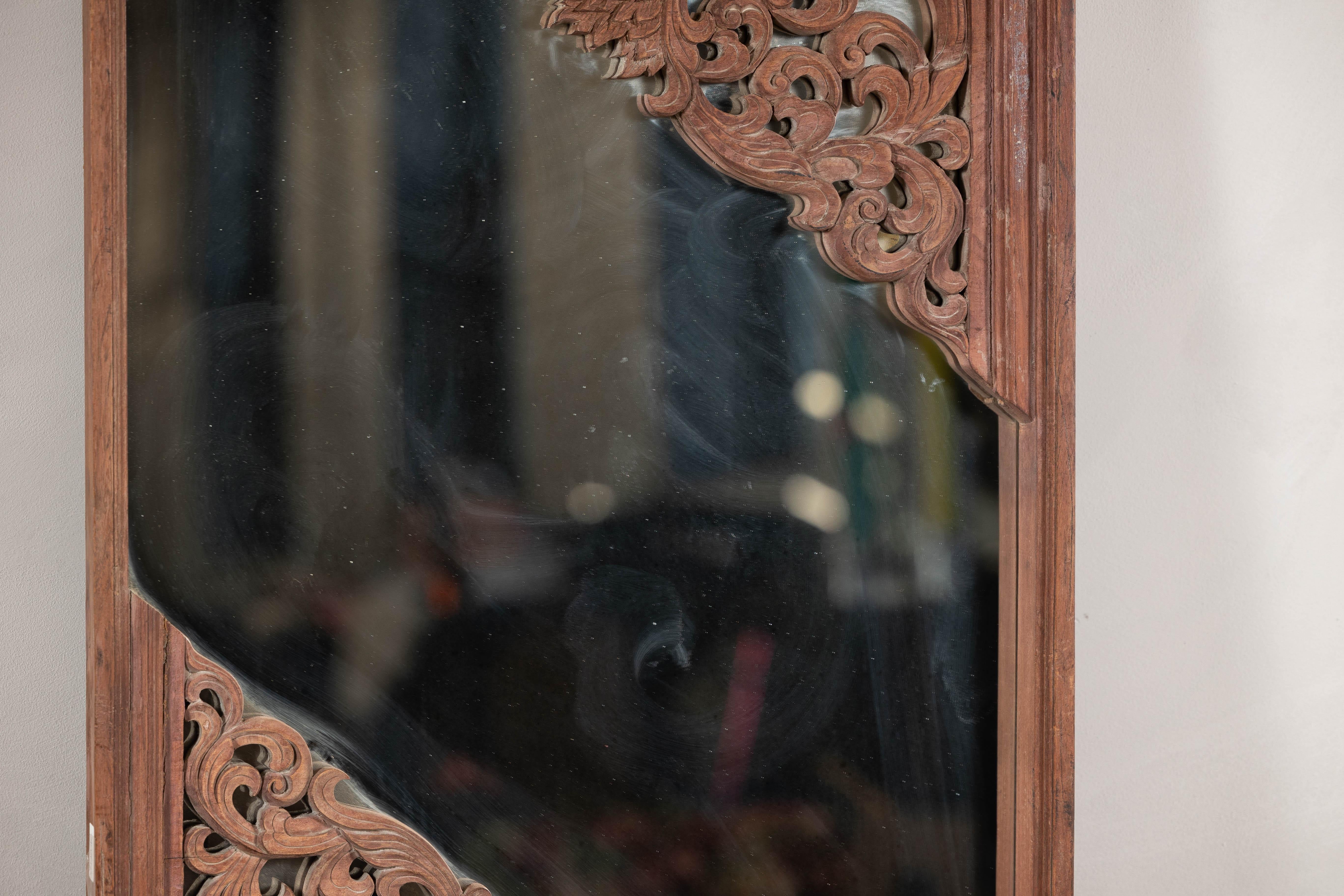 Miroir ancien en bois dur sculpté avec rinceaux floraux, début du 20e siècle en vente 9