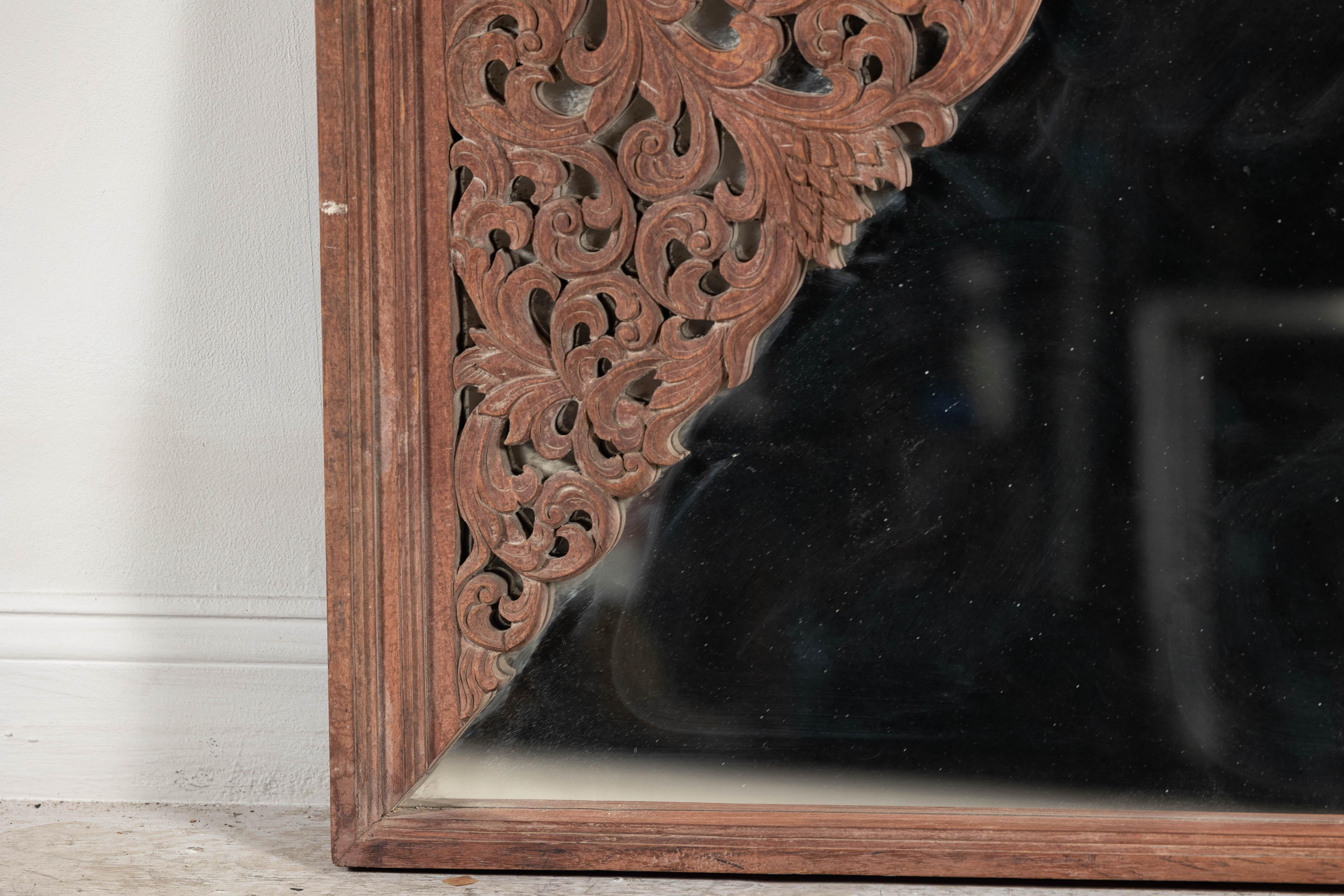 Sculpté à la main Miroir ancien en bois dur sculpté avec rinceaux floraux, début du 20e siècle en vente