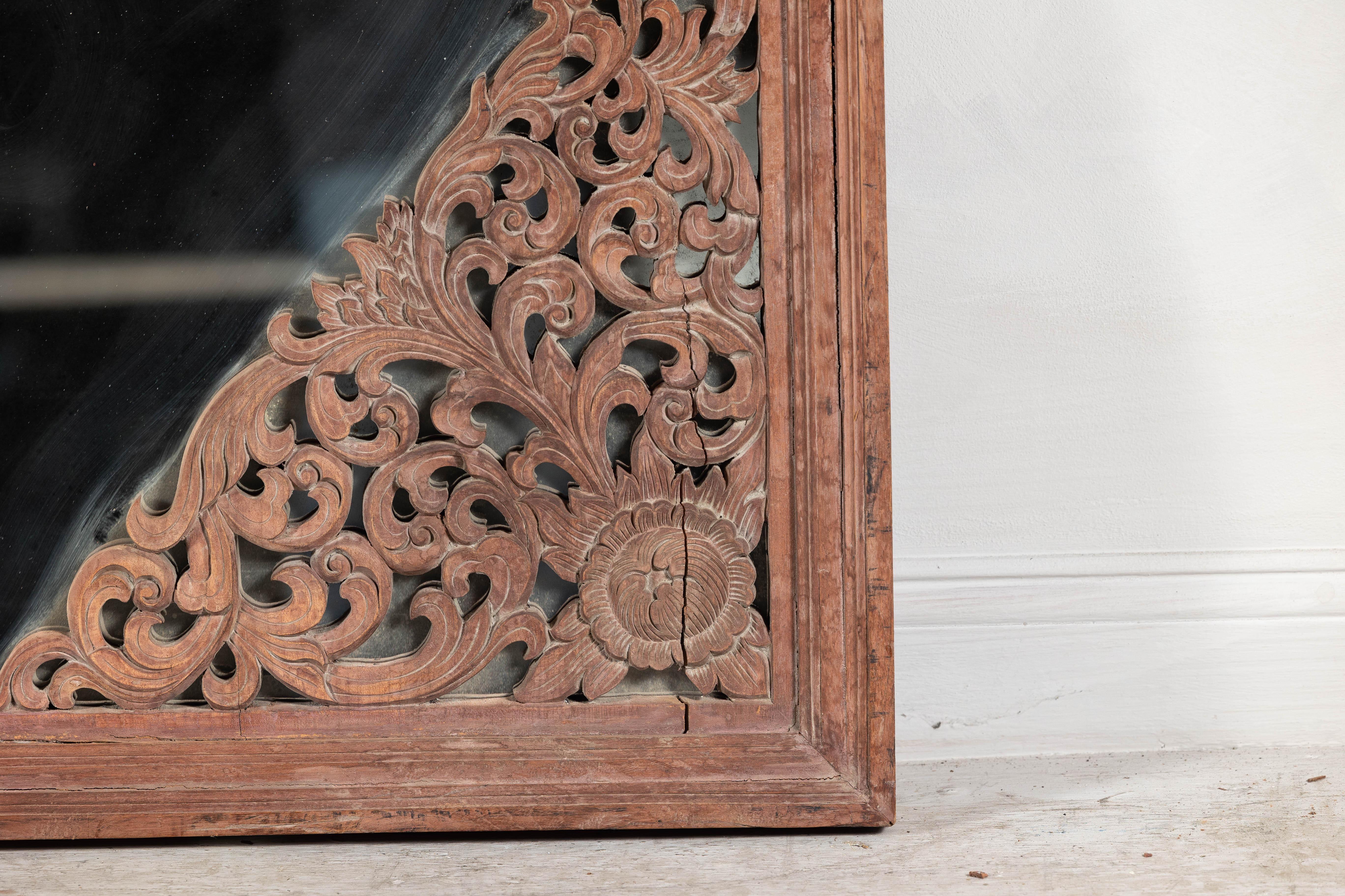 Miroir ancien en bois dur sculpté avec rinceaux floraux, début du 20e siècle Bon état - En vente à Yonkers, NY