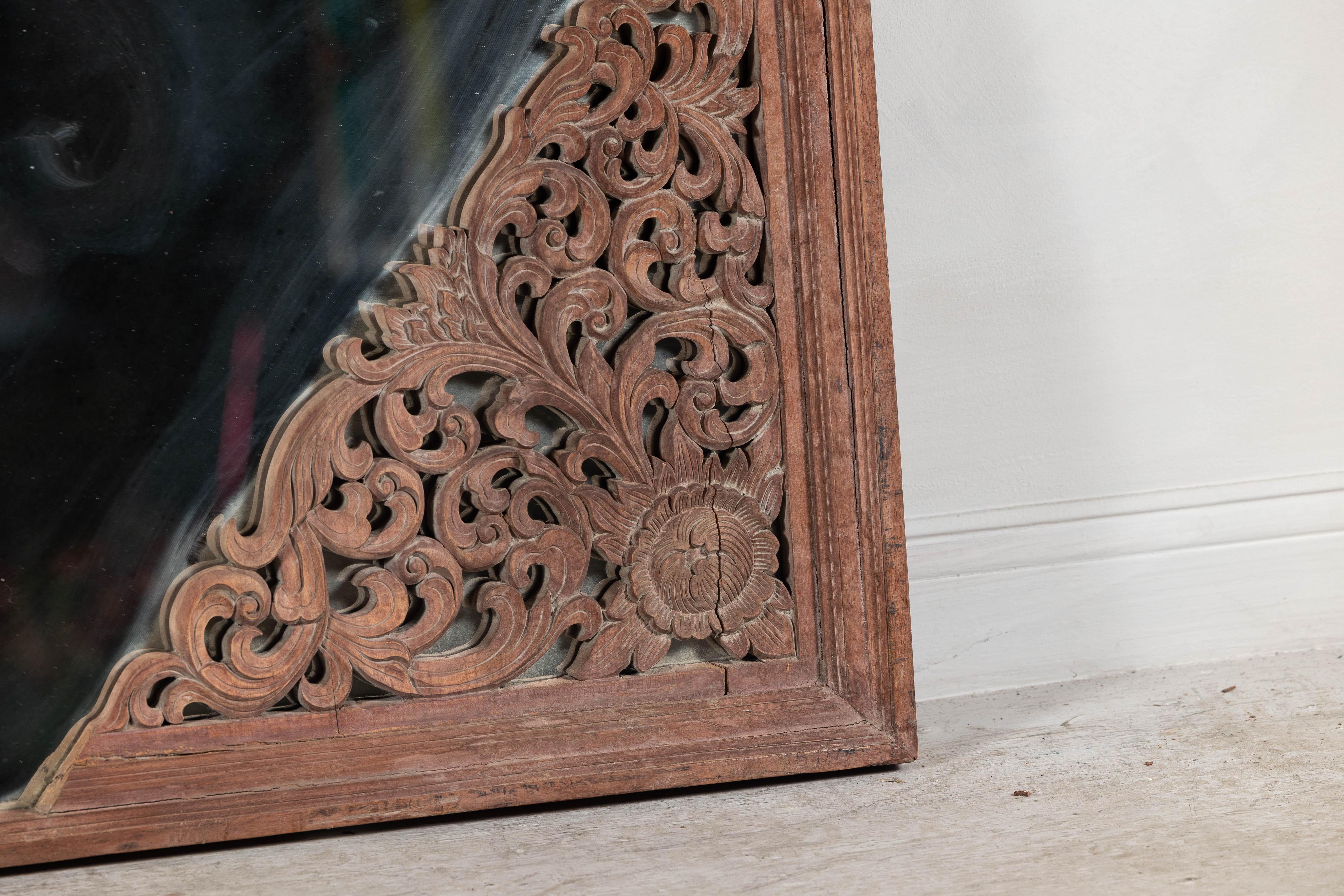20ième siècle Miroir ancien en bois dur sculpté avec rinceaux floraux, début du 20e siècle en vente