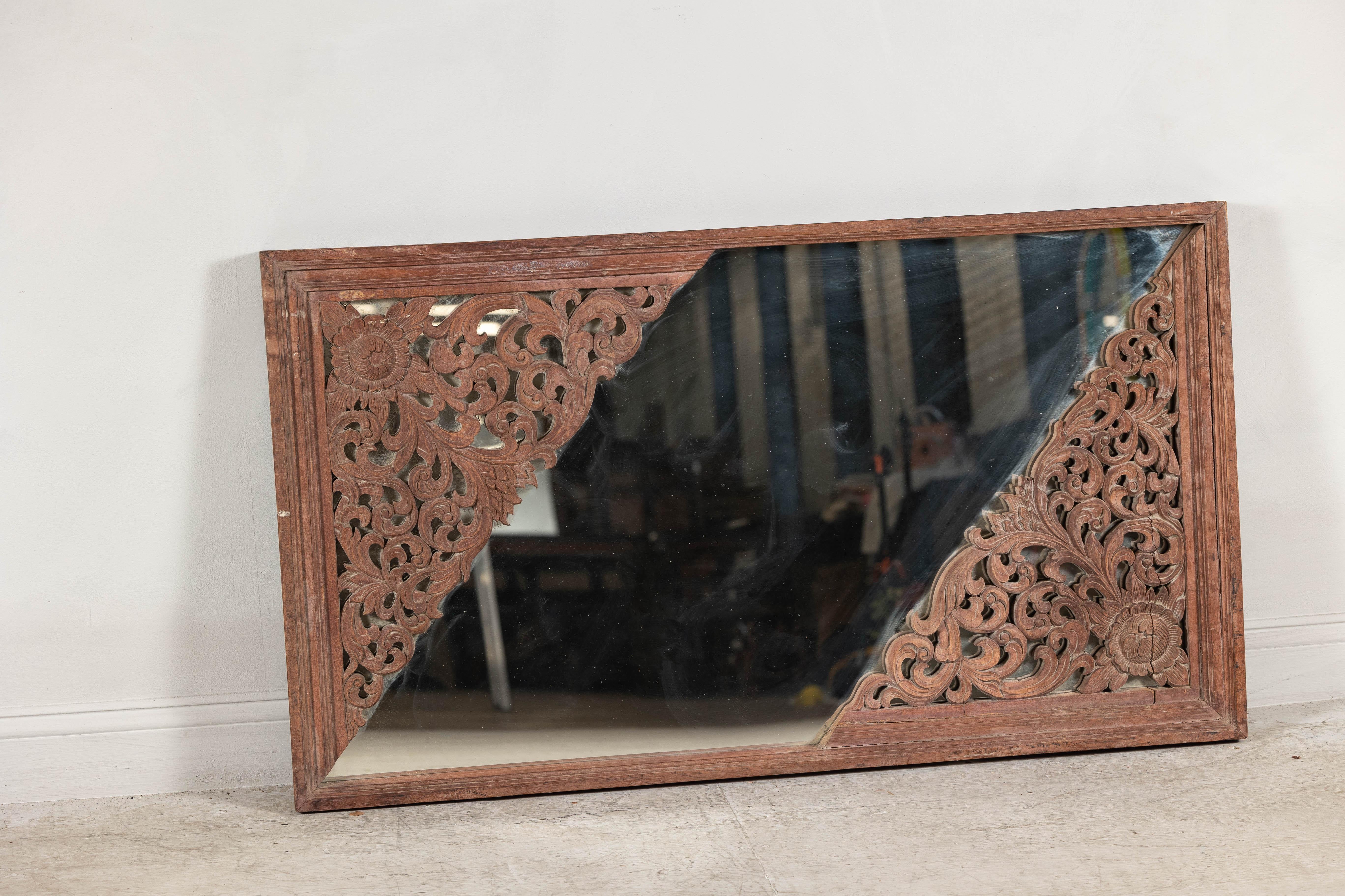 Miroir ancien en bois dur sculpté avec rinceaux floraux, début du 20e siècle en vente 2