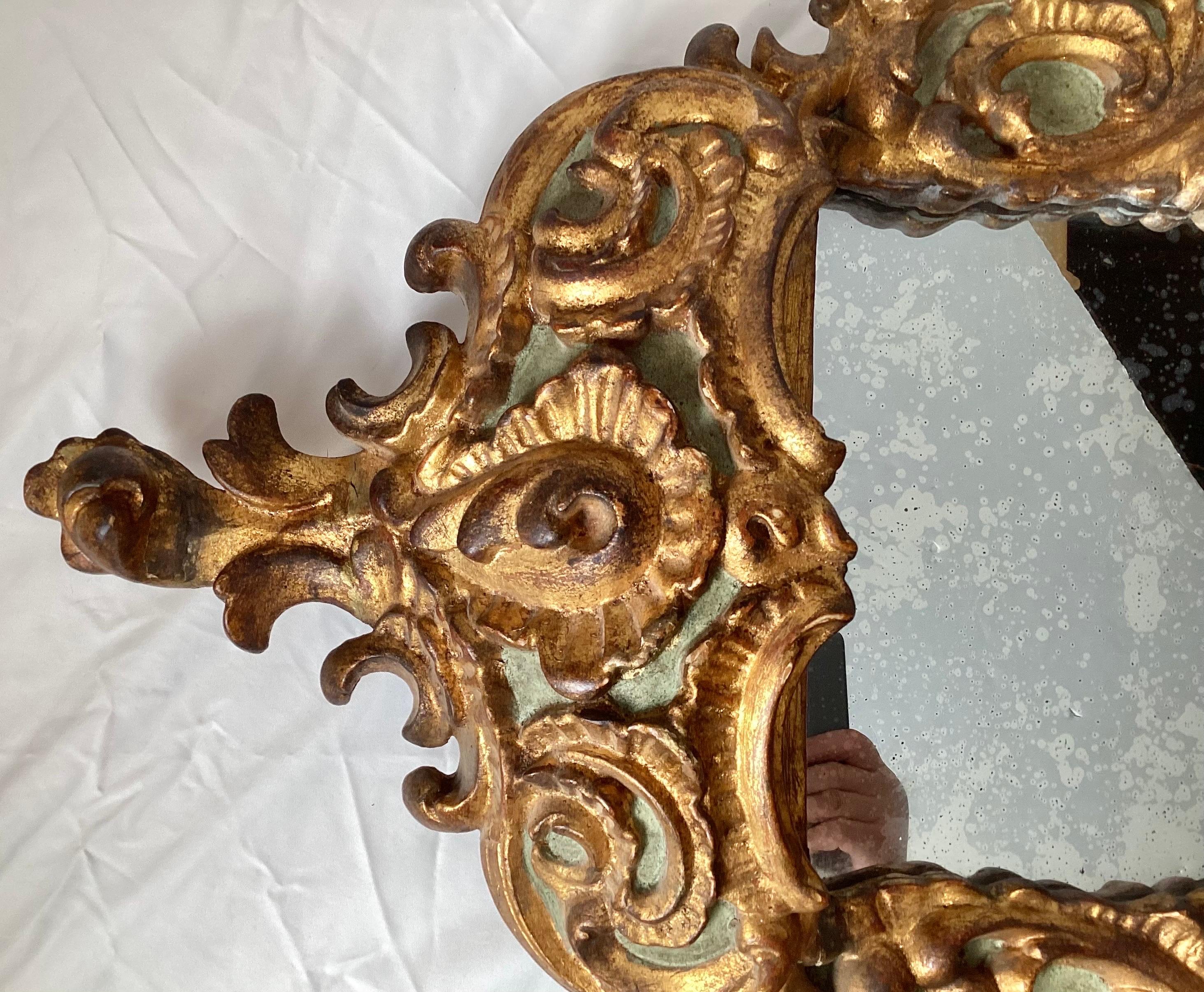 Rococo Miroir italien ancien en bois doré sculpté