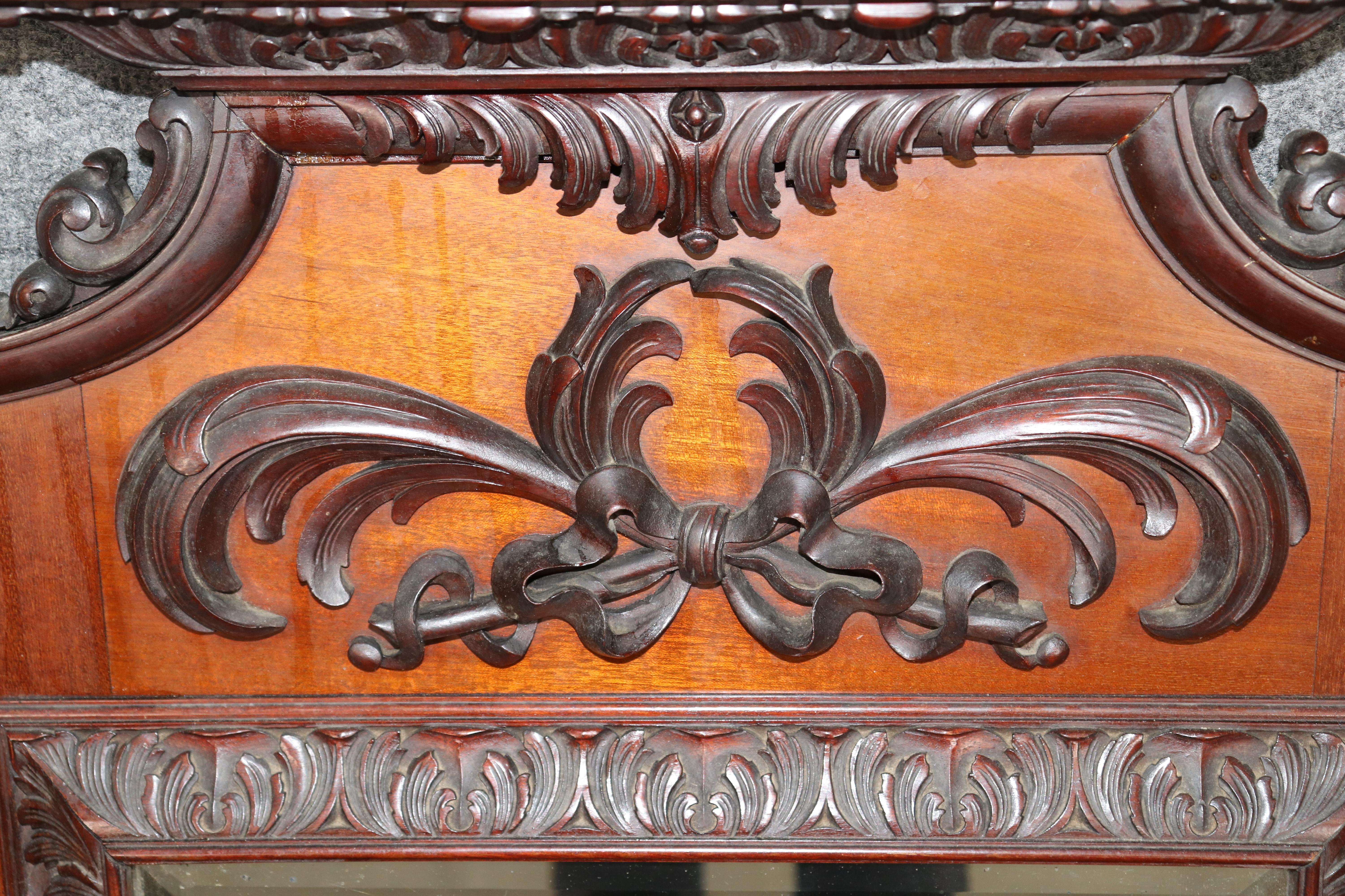 Antique Carved Italian Mahogany Wall Mirror In Good Condition For Sale In Swedesboro, NJ