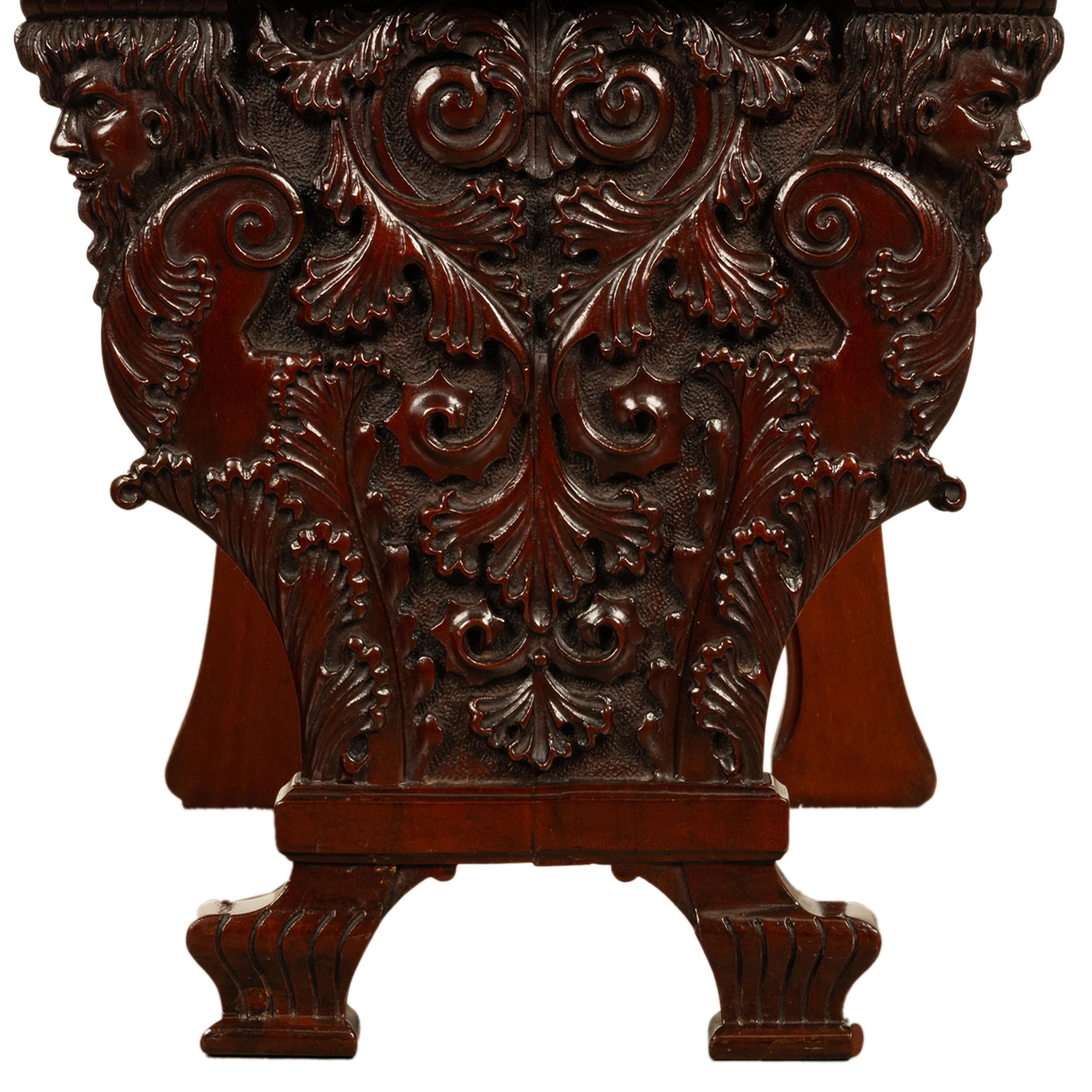 Antiker geschnitzter italienischer Renaissance-Revival-Sgabello-Stuhl Wappen & Putten im Angebot 7